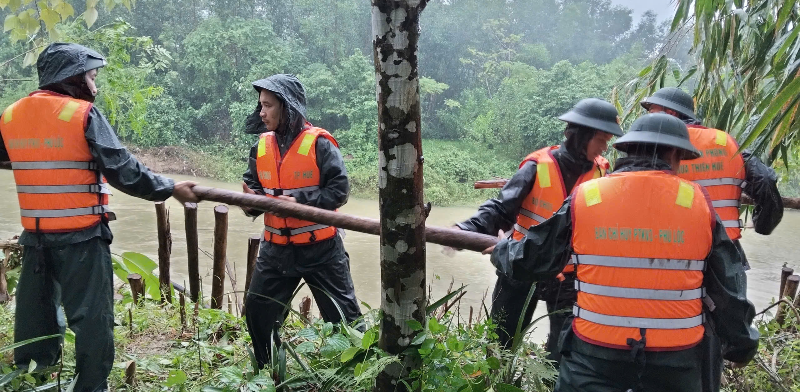 Khẩn trương gia cố điểm sạt lở, đảm bảo an toàn cho người dân