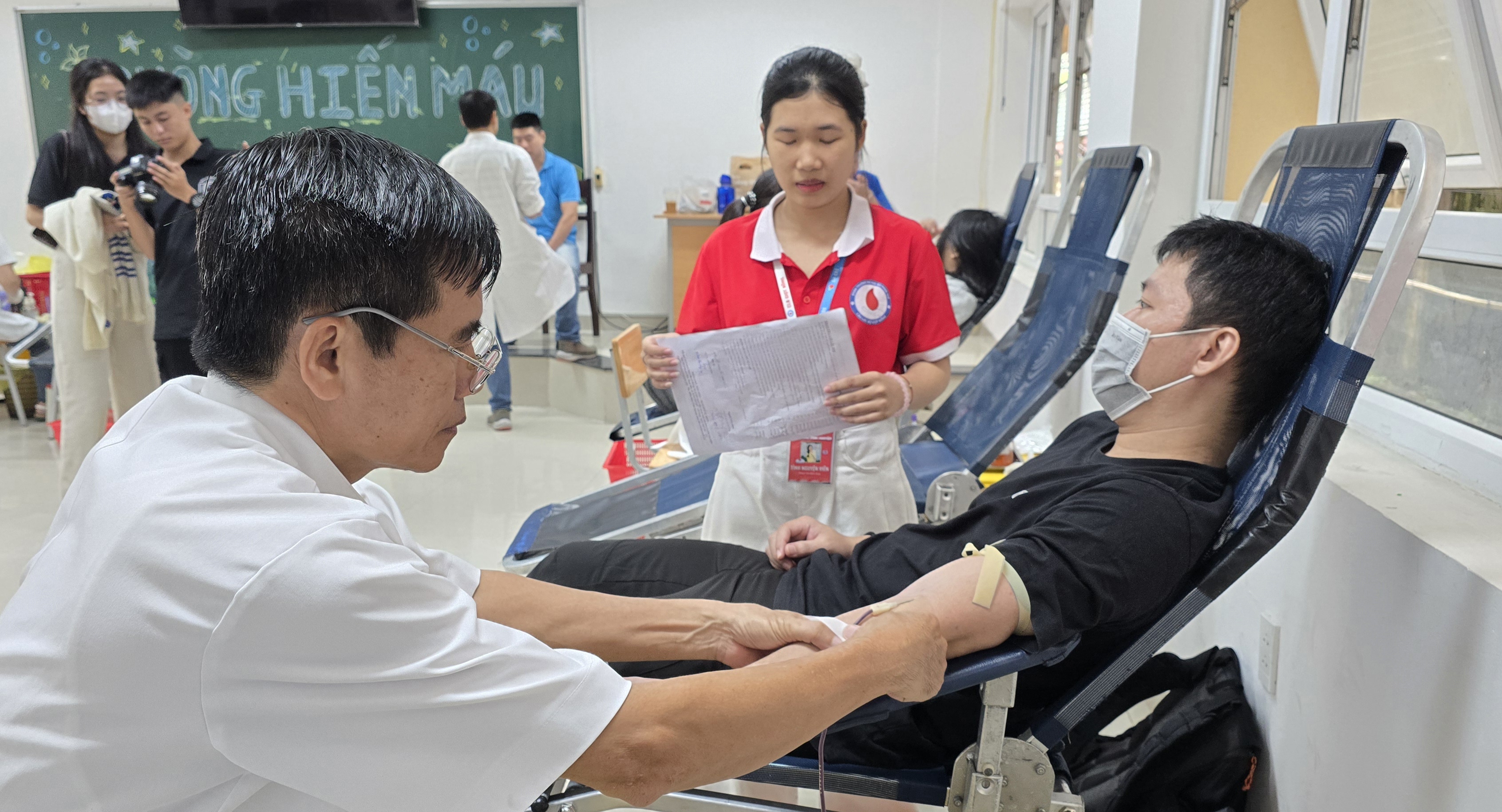 Sinh viên, giảng viên Trường Đại học Sư phạm Huế tham gia hiến máu tình nguyện