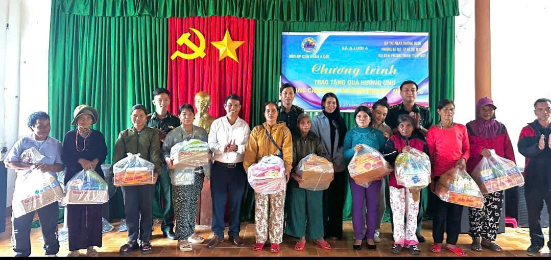 Tặng 800 suất quà cho người dân vùng biên giới