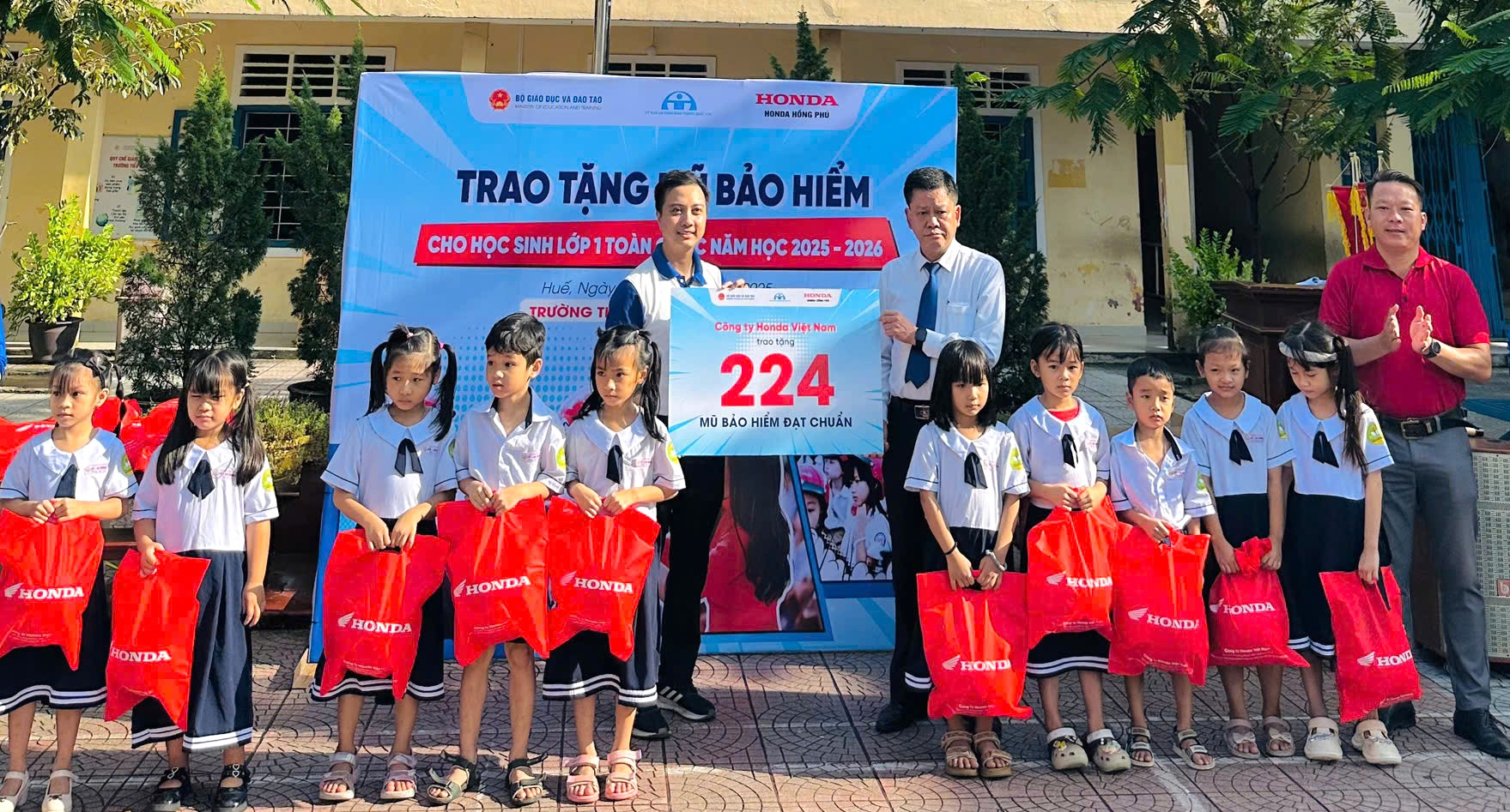 Trao mũ bảo hiểm cho các em học sinh Trường Tiểu học số 1 An Đông