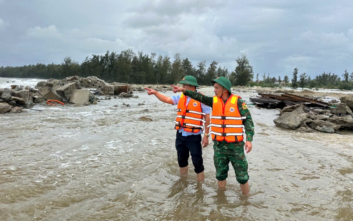 Triều cường dâng, nước biển chảy tràn vào khu dân cư