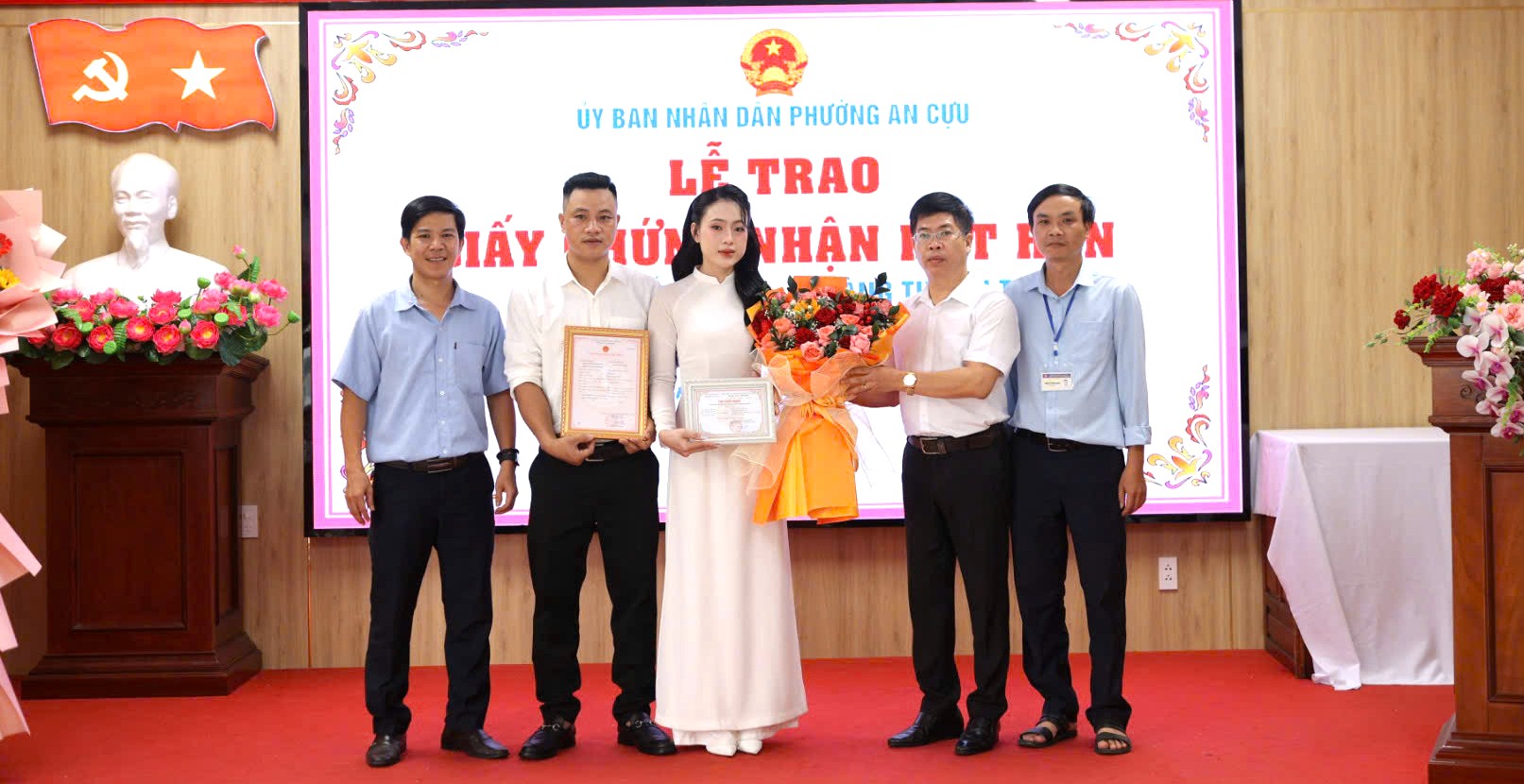 Trao giấy chứng nhận đăng ký kết hôn có yếu tố nước ngoài