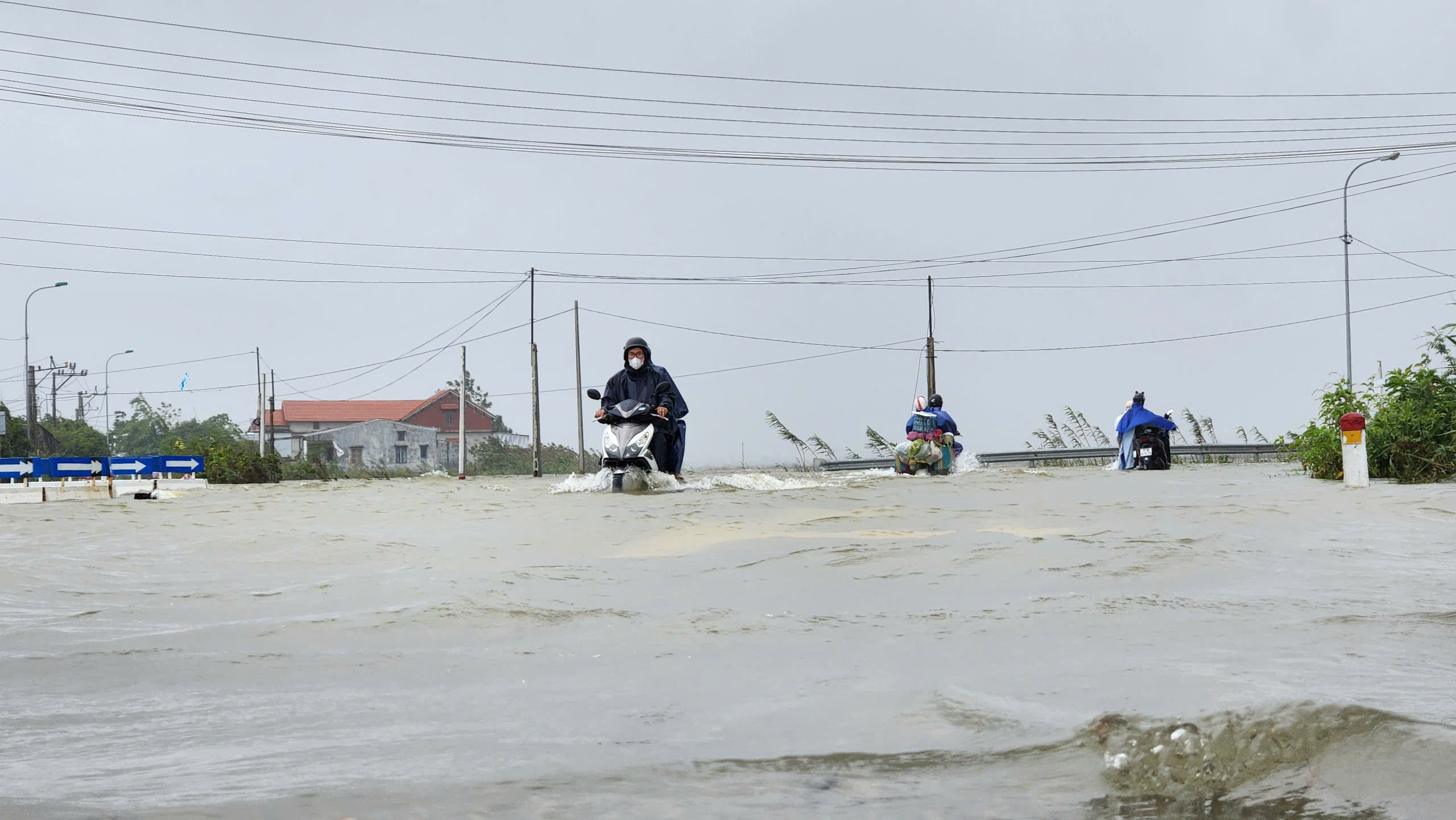 Xuất hiện đợt lũ trên các sông, cảnh báo ngập lụt tại vùng thấp trũng