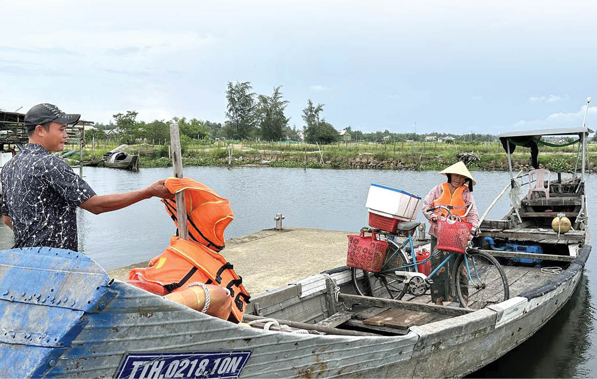Mặc áo phao khi di chuyển trên sông nước