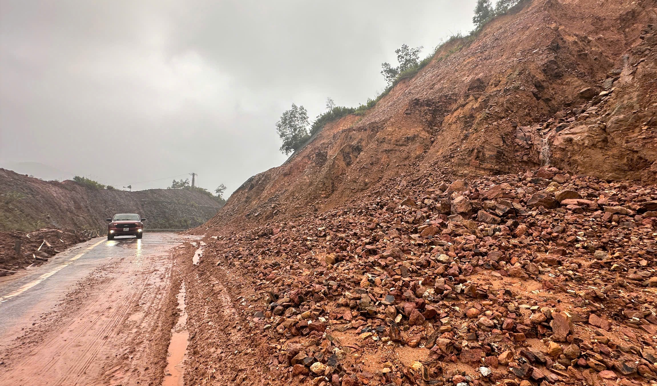 Sẵn sàng di dời hàng trăm hộ dân tại các điểm sạt lở