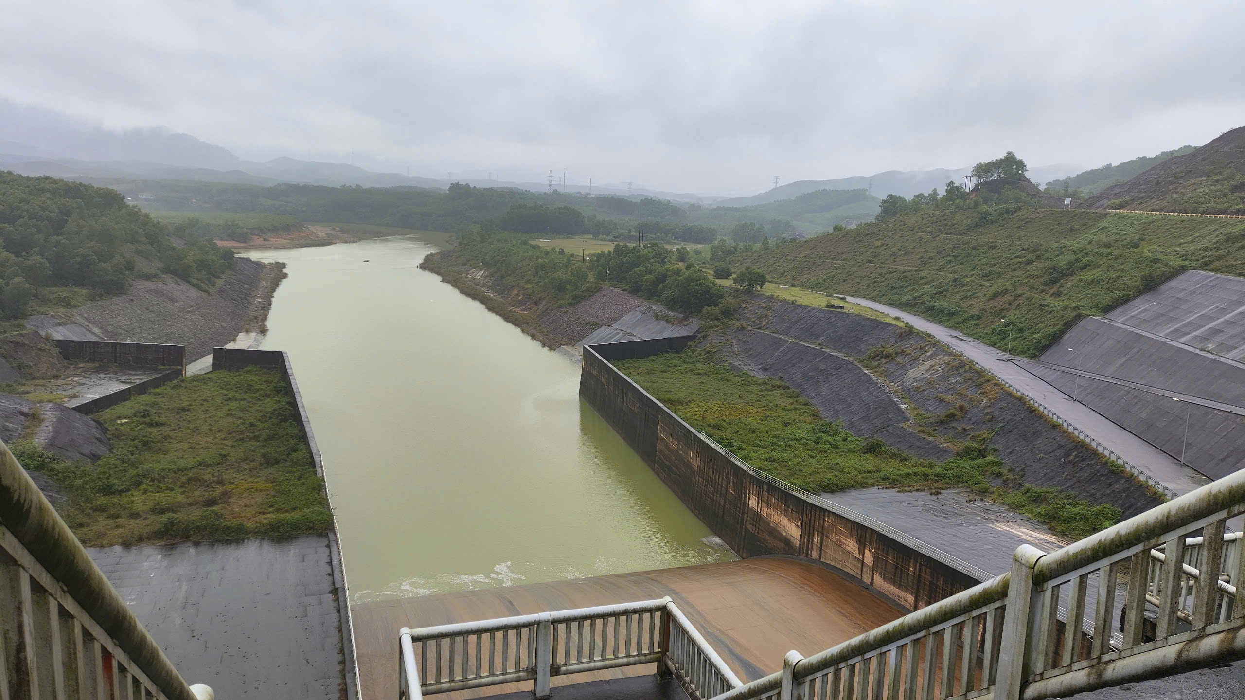 Cắt lũ hoàn toàn, khống chế mực nước dưới báo động 2