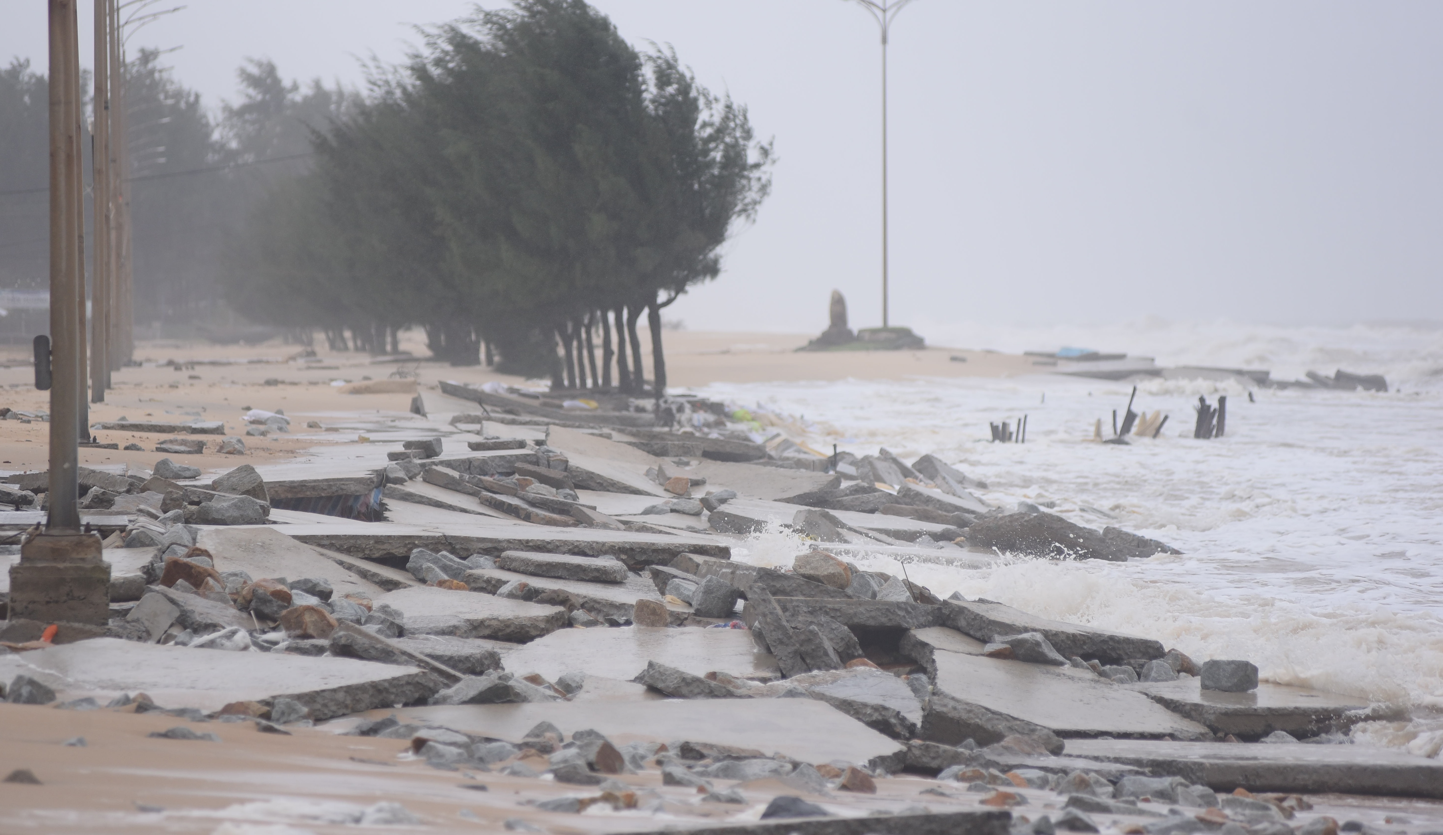 Nhiều tuyến bờ biển sạt lở nghiêm trọng