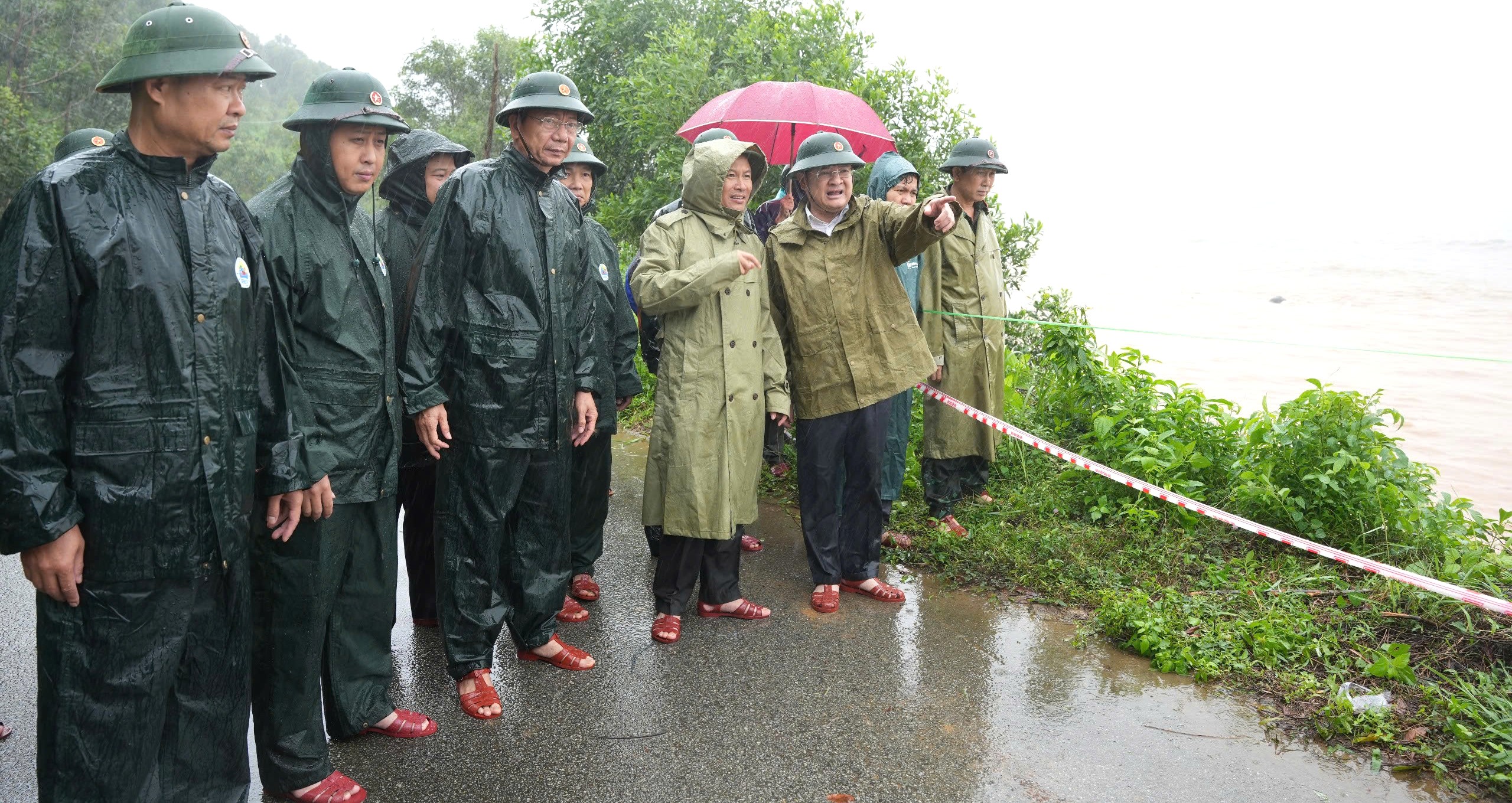 Phó Chủ tịch UBND TP Huế Hoàng Hải Minh kiểm tra tuyến đường vào thôn Tân An bị sạt lở do nước biển xâm thực