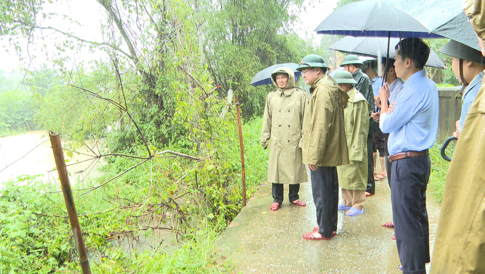 Lãnh đạo thành phố kiểm tra tình hình khắc phục sạt lở tại các khu vực xung yếu