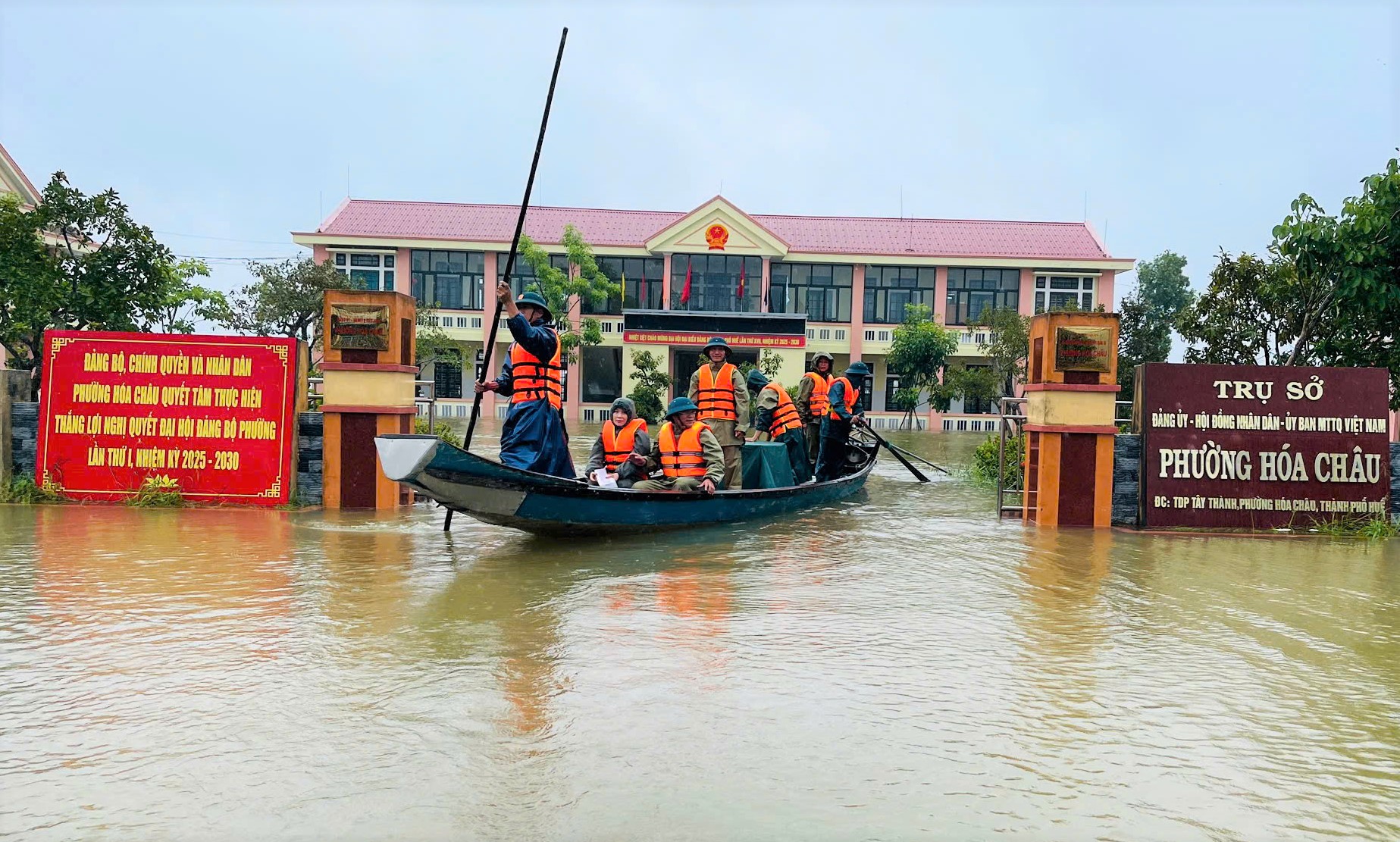 Trực chiến”, hỗ trợ người dân