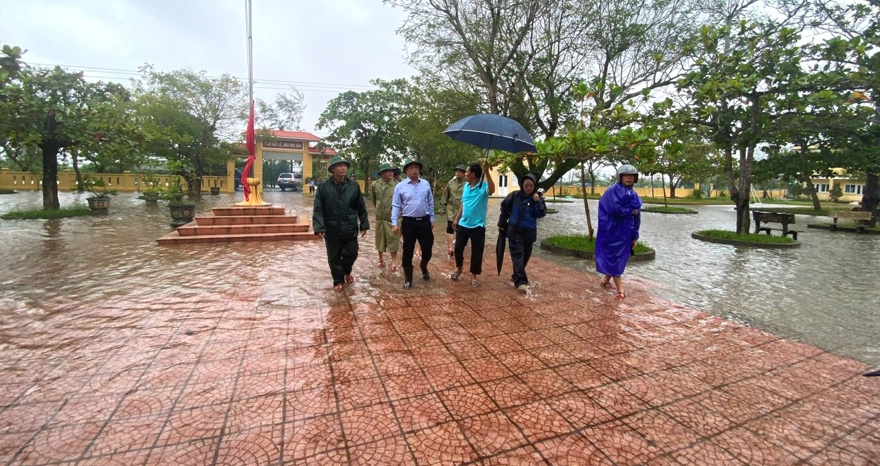 Do mưa lũ, nhiều trường tiếp tục cho học sinh nghỉ học ngày 24 10