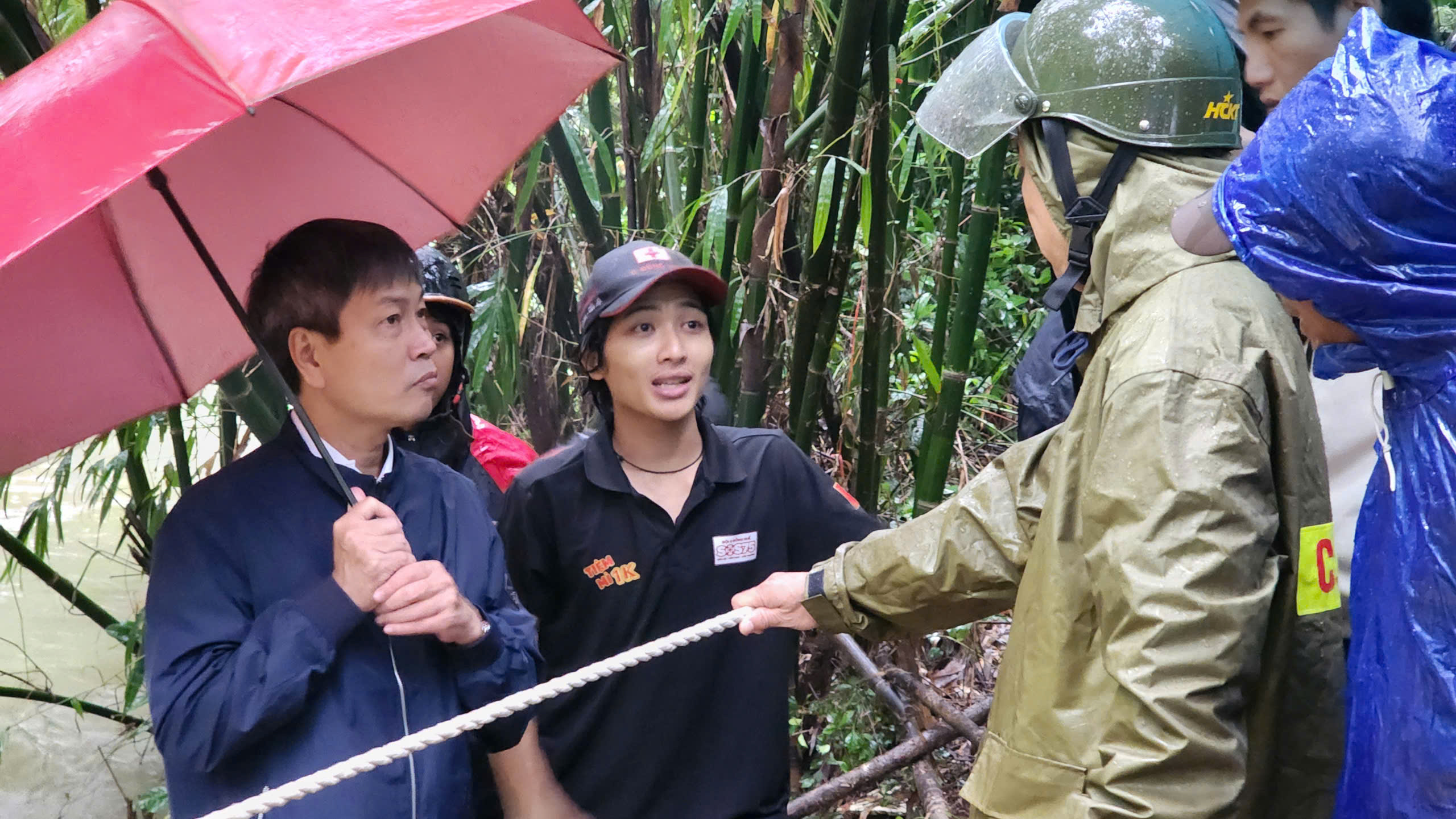 Xác định vị trí xe taxi bị nước cuốn trôi