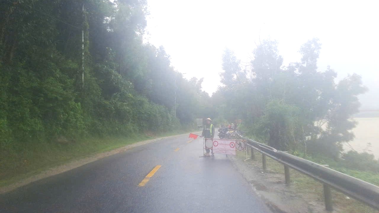 Khôi phục tạm thời tuyến Quốc lộ 49 sát bờ sông Hương