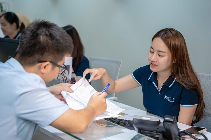 Thị trường chứng khoán Dòng tiền tìm kiếm cơ hội mới sau tuần đầy “sóng gió”