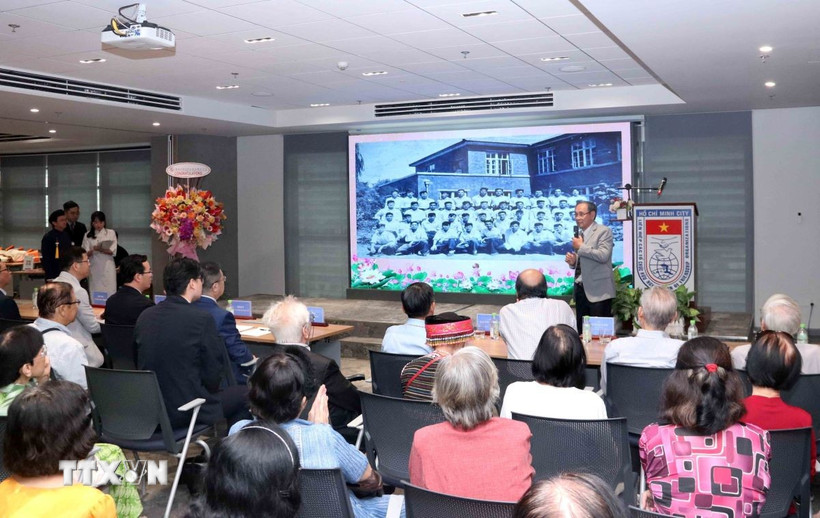 Củng cố tình hữu nghị giữa nhân dân Việt Nam và nhân dân Trung Quốc