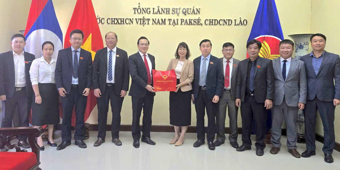 Đoàn đại biểu HĐND thành phố Huế thăm và làm việc với Tổng Lãnh sự quán Việt Nam tại Lào