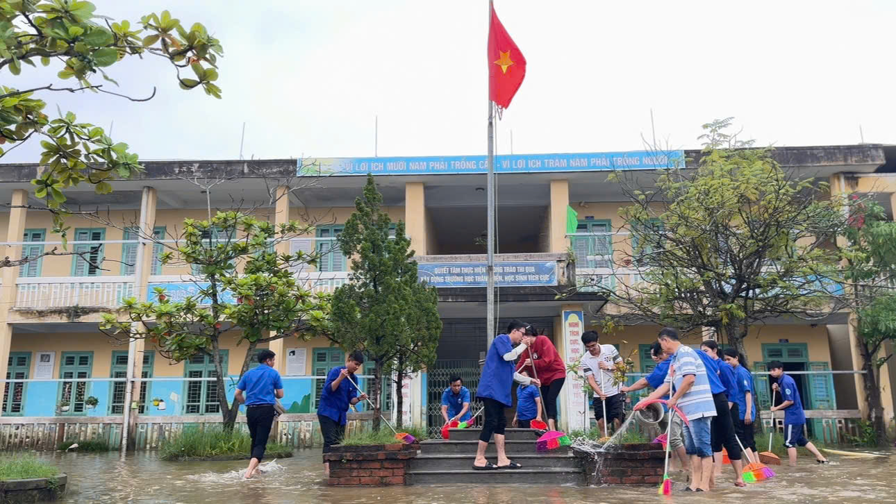 Giúp trường dọn lũ