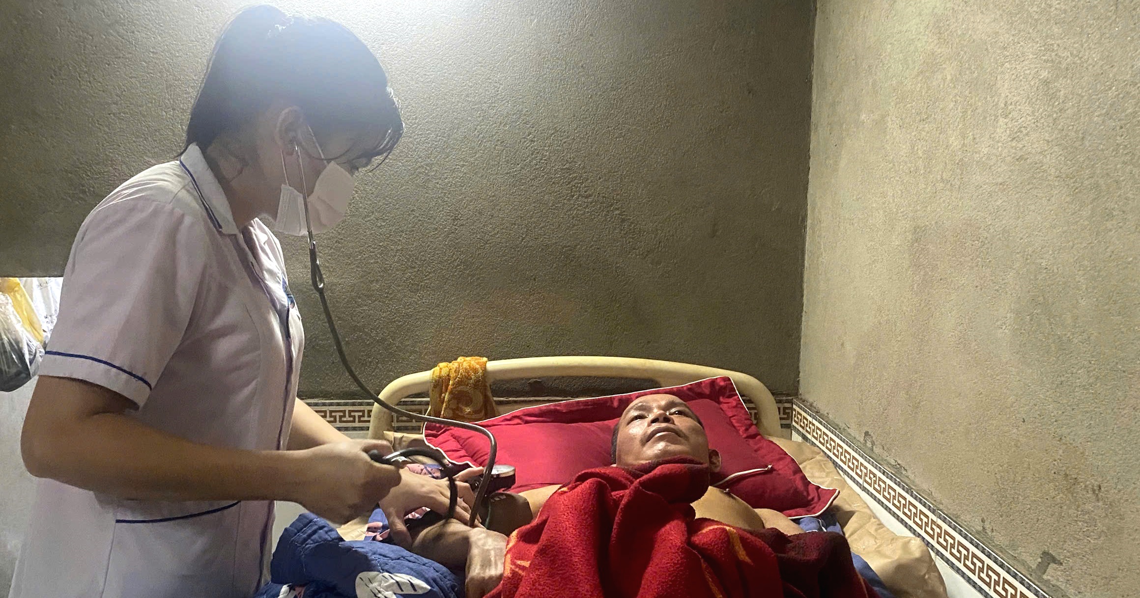 Đưa người dân trở về nhà an toàn sau mưa lũ