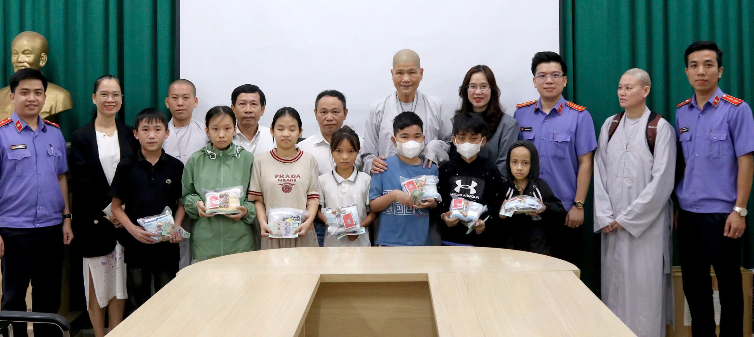 Trao 120 phần quà trị giá 150 triệu đồng cho bệnh nhi