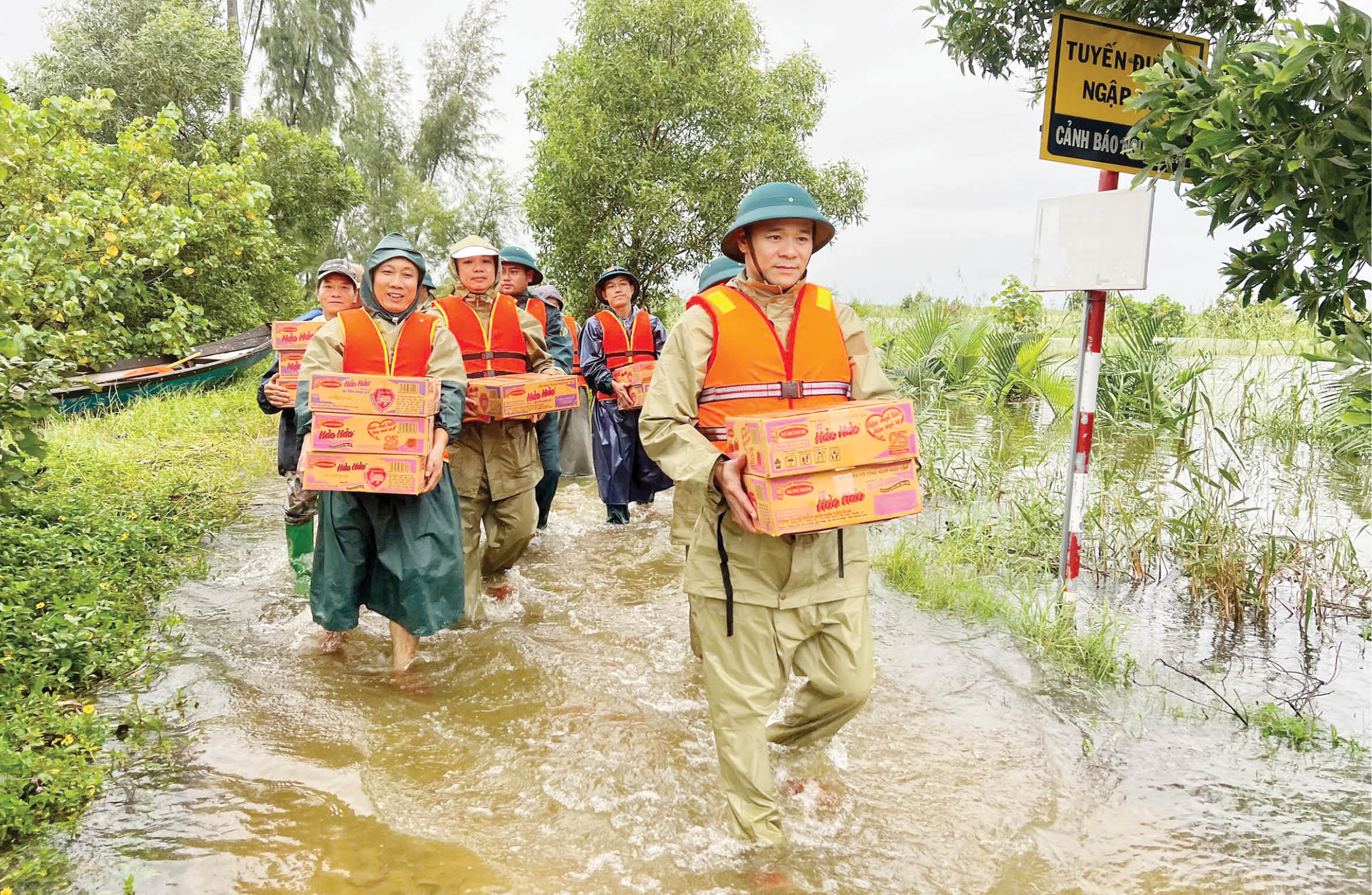 “Bốn cùng” với dân