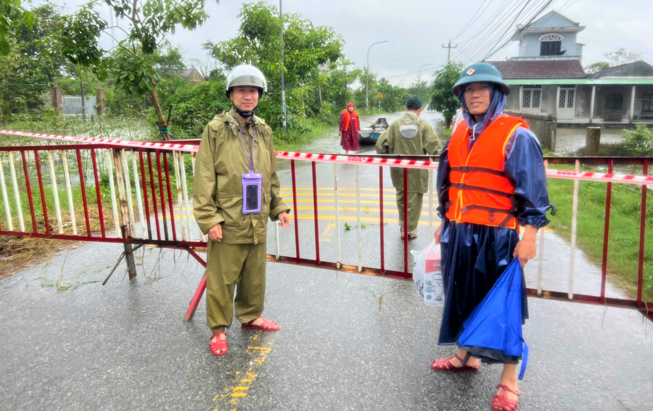 Di dời khẩn hàng chục hộ dân tránh lũ