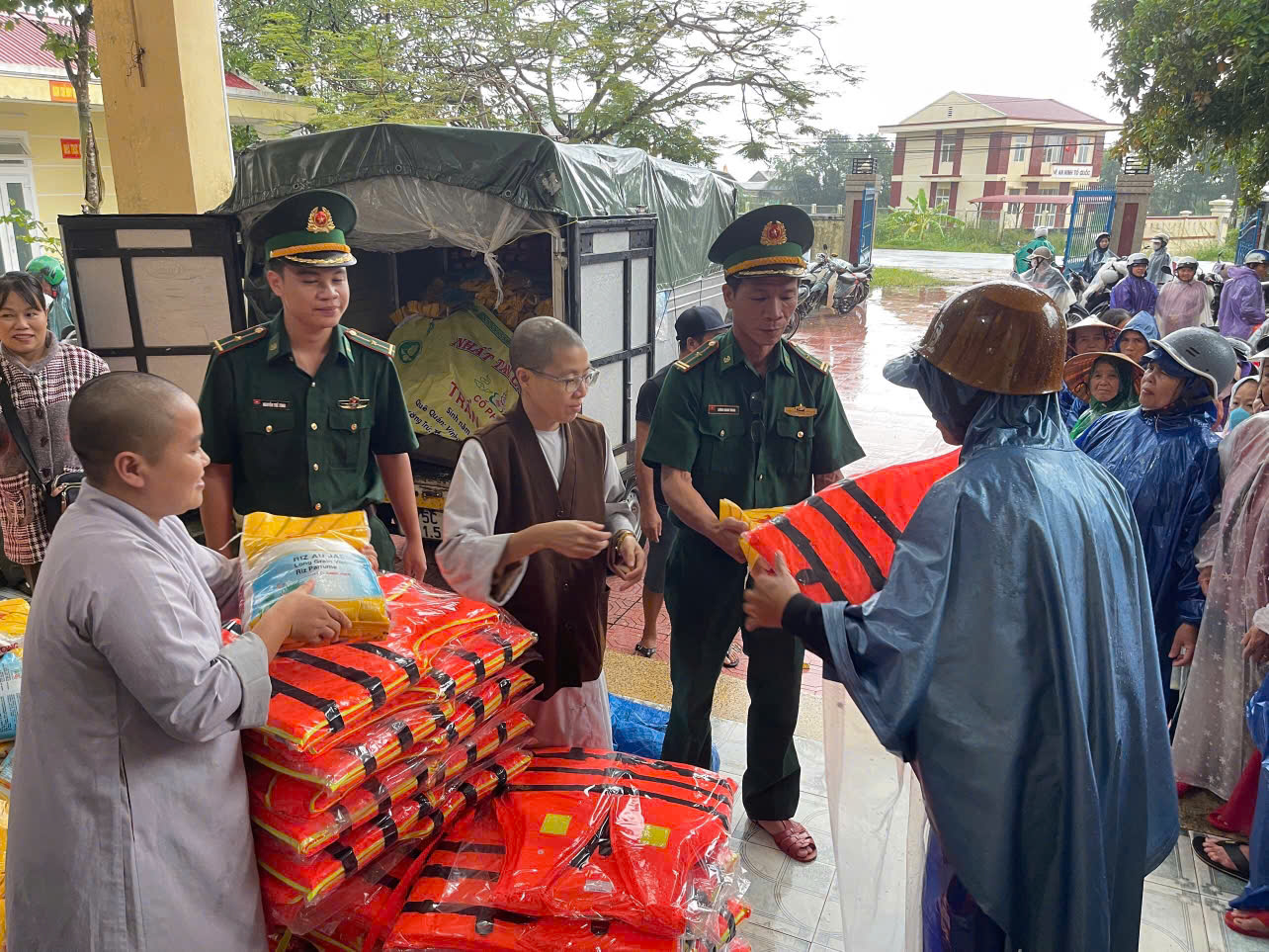 Trao 300 suất quà cho người dân vùng ngập lụt Phú Lộc