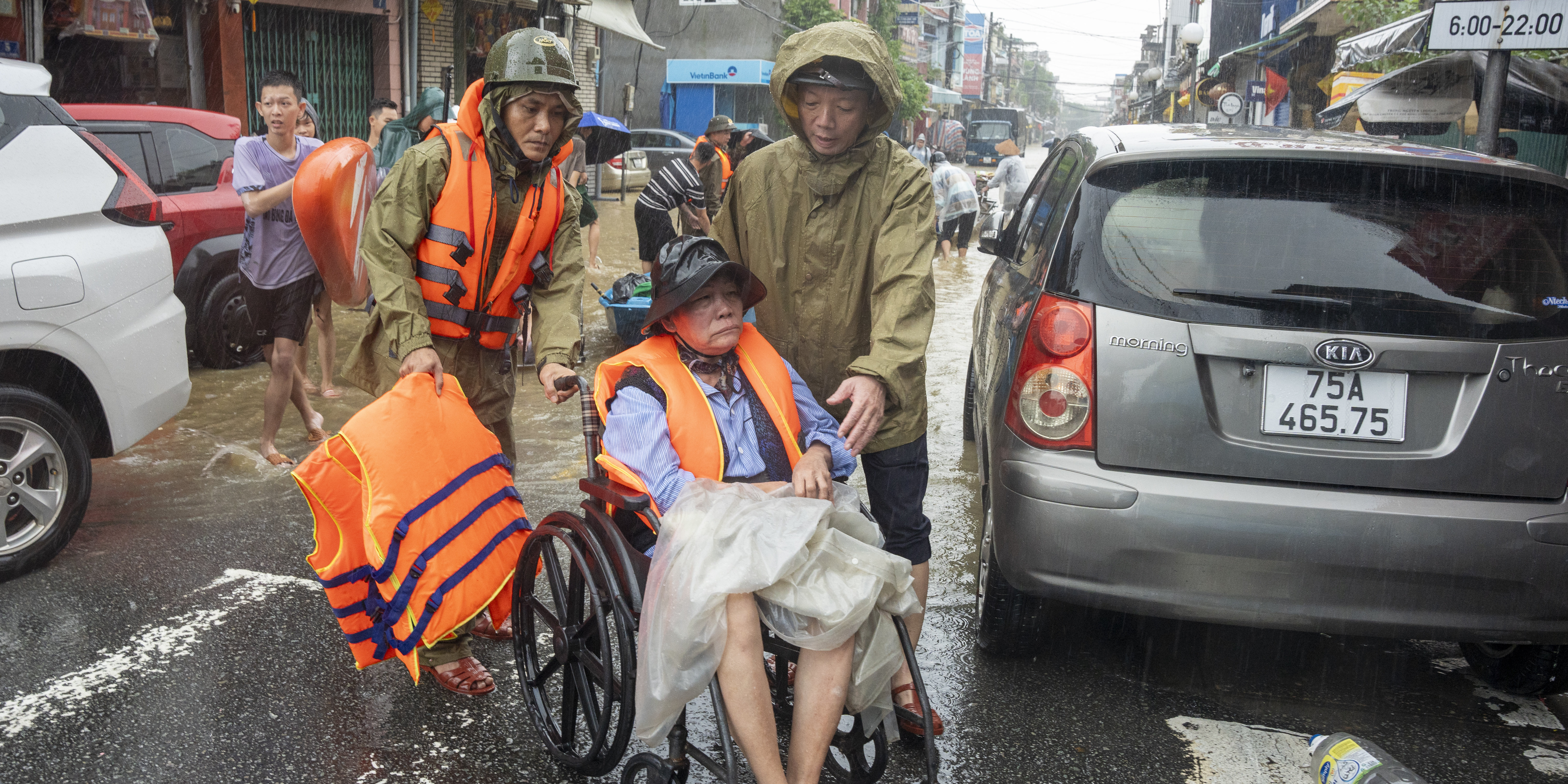 Đưa 28 bệnh nhân tại Bệnh viện Phục hồi chức năng đến nơi an toàn