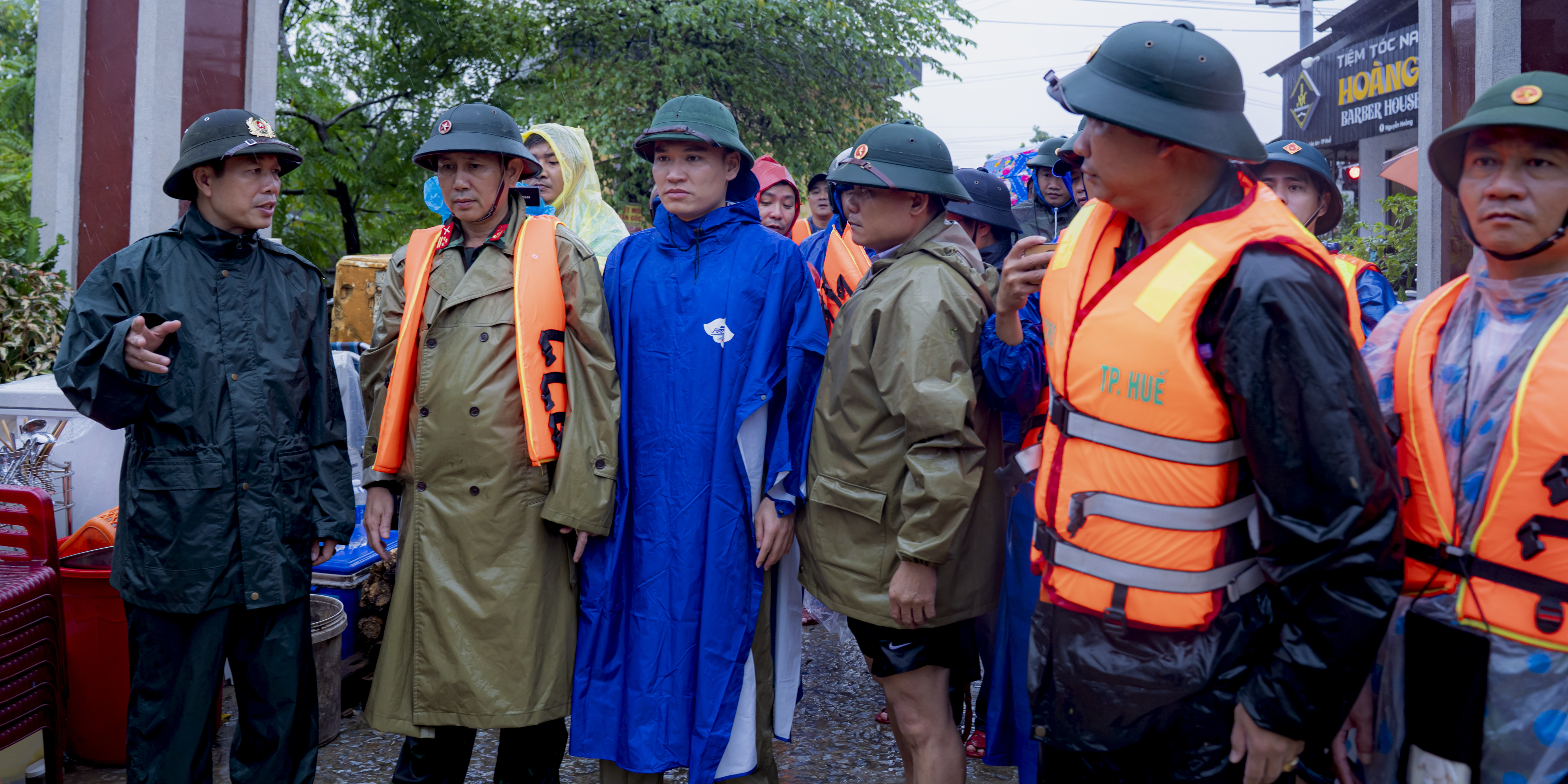Phó Chủ tịch UBND TP Huế Phan Quý Phương kiểm tra công tác ứng phó mưa lũ tại Lộc An
