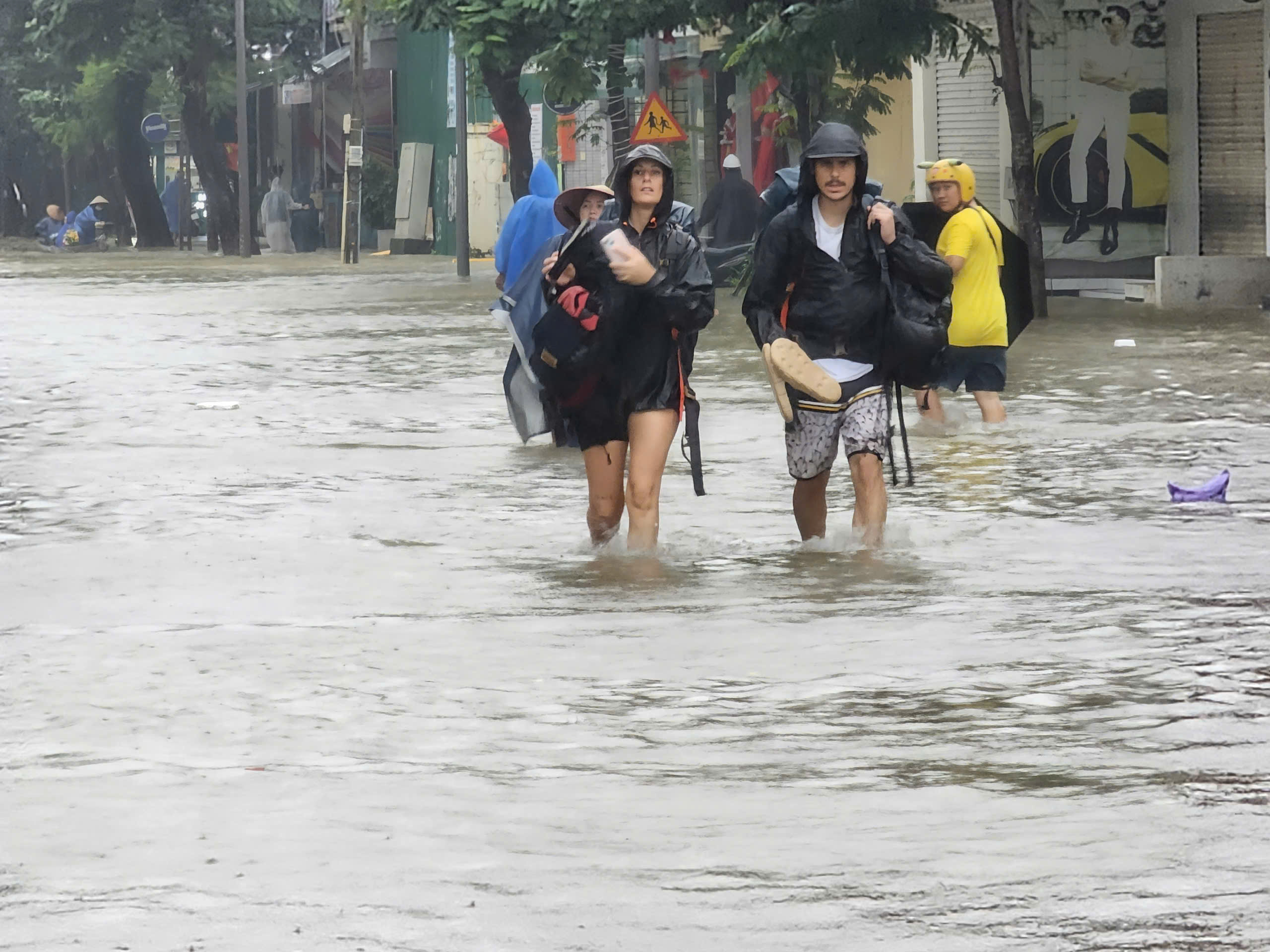 Nước dâng nhanh, nhiều tuyến đường trung tâm ngập sâu