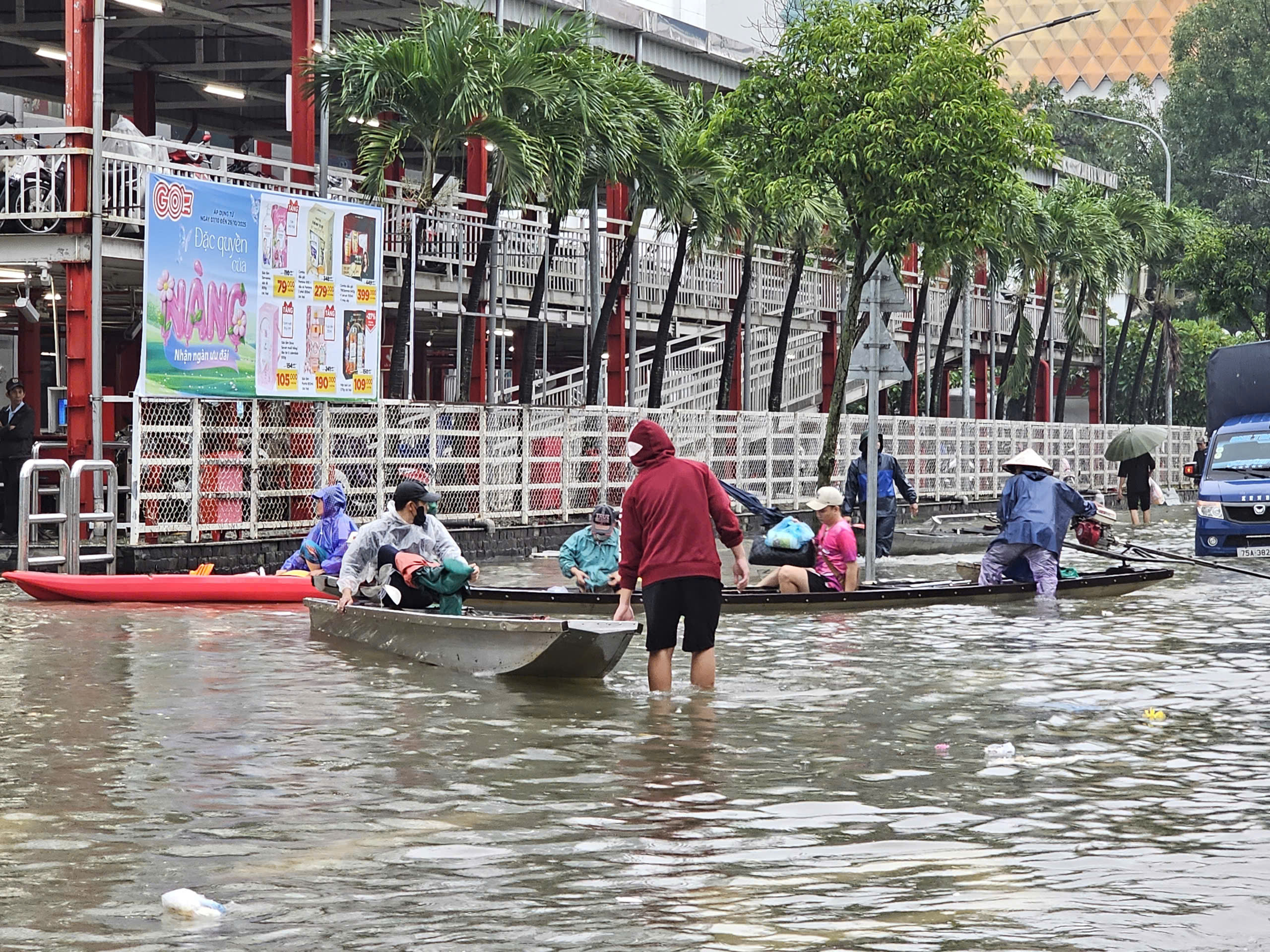 Nhiều tuyến đường quốc lộ, đô thị ngập sâu, có đoạn sạt lở gây tắc đường