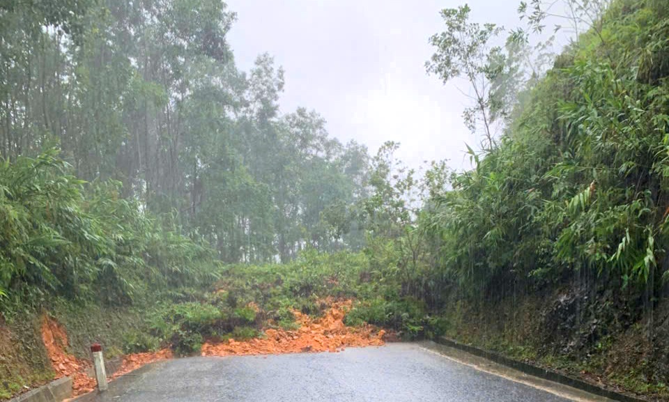 Bình Điền Xuất hiện điểm sạt lở thứ 2 trên đèo Kim Quy