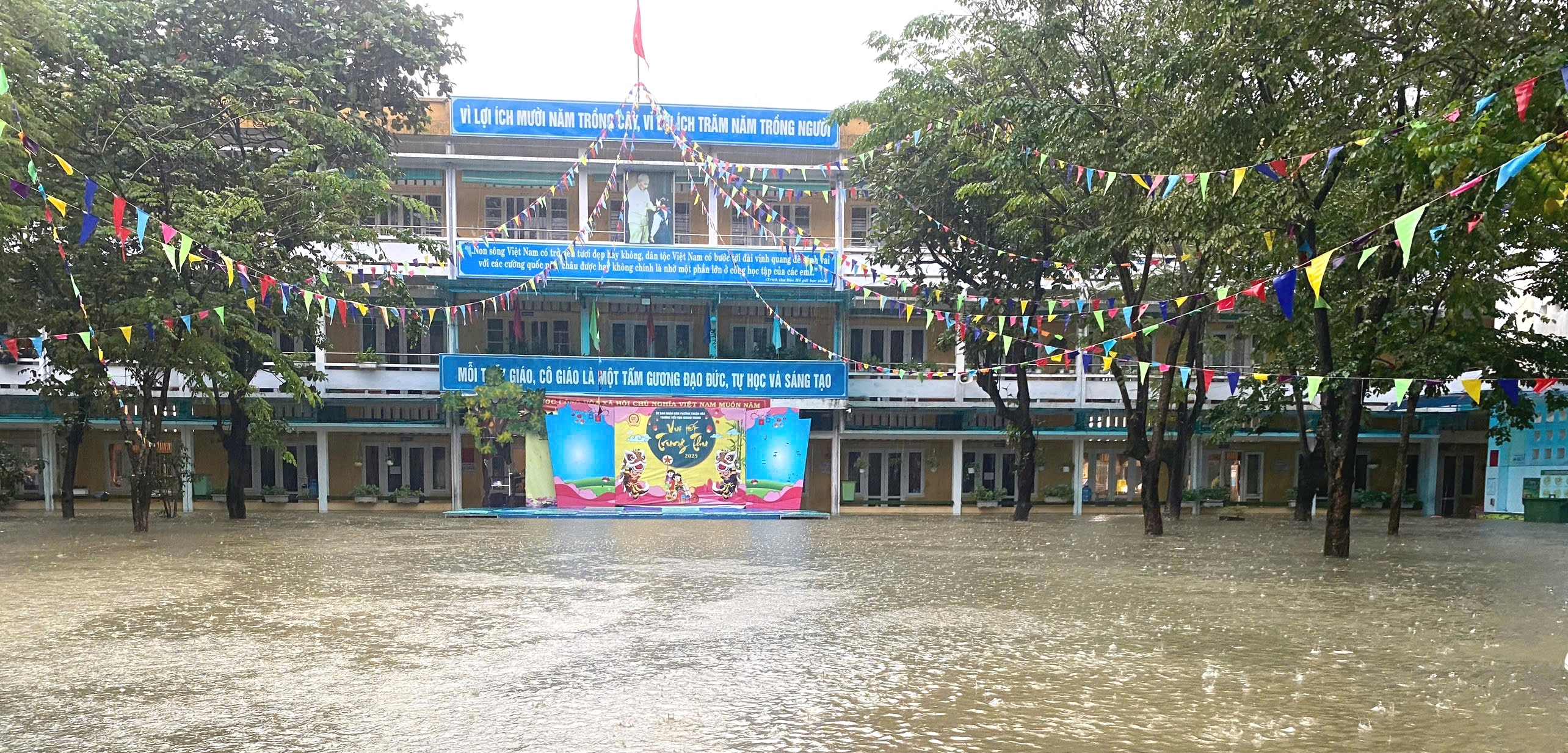 Học sinh tiếp tục nghỉ, trường mở cửa đón dân tránh lũ