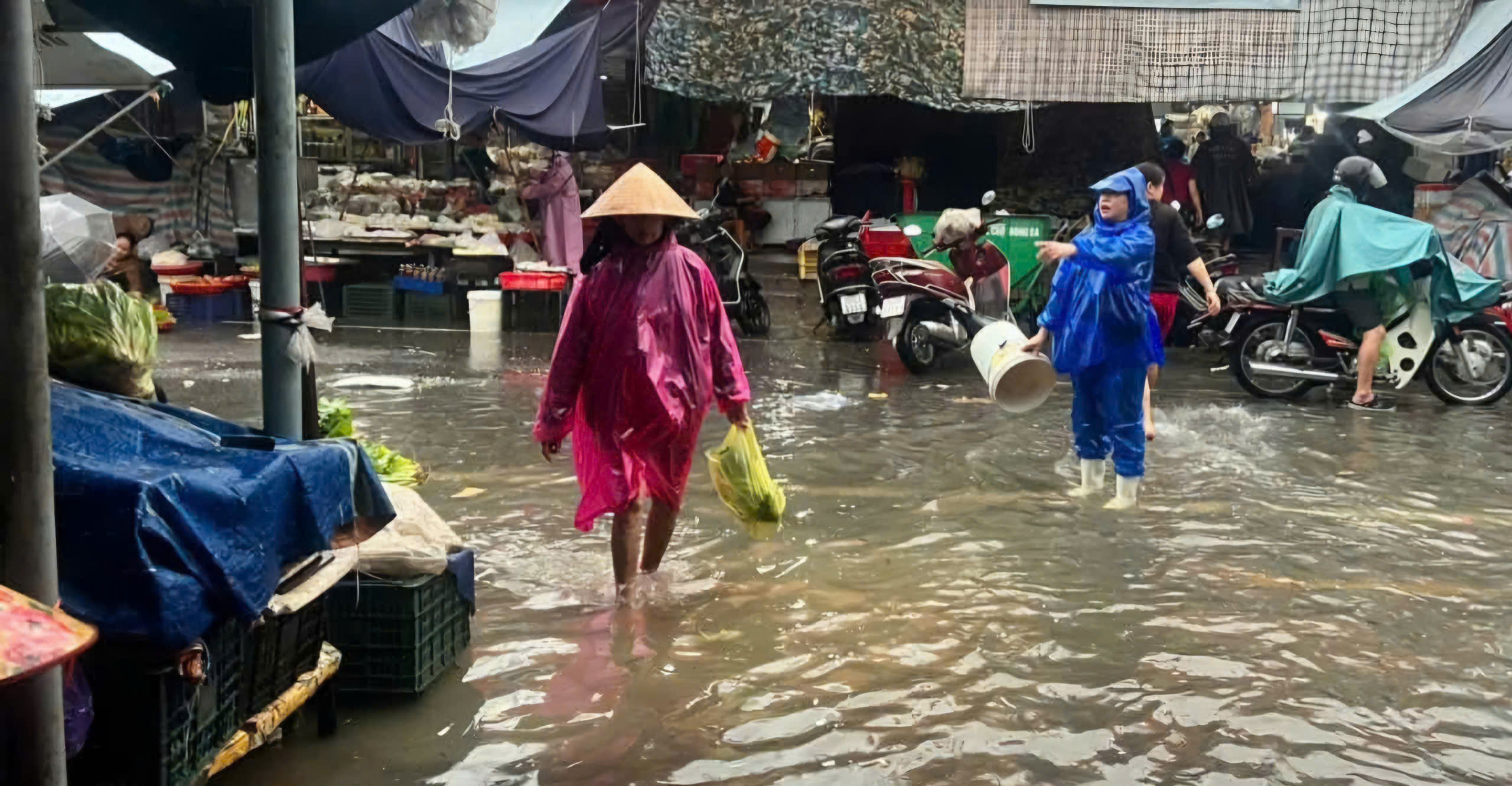 Di dời hàng hóa và tạm thời đóng cửa quầy các hộ kinh doanh ở đường Chương Dương