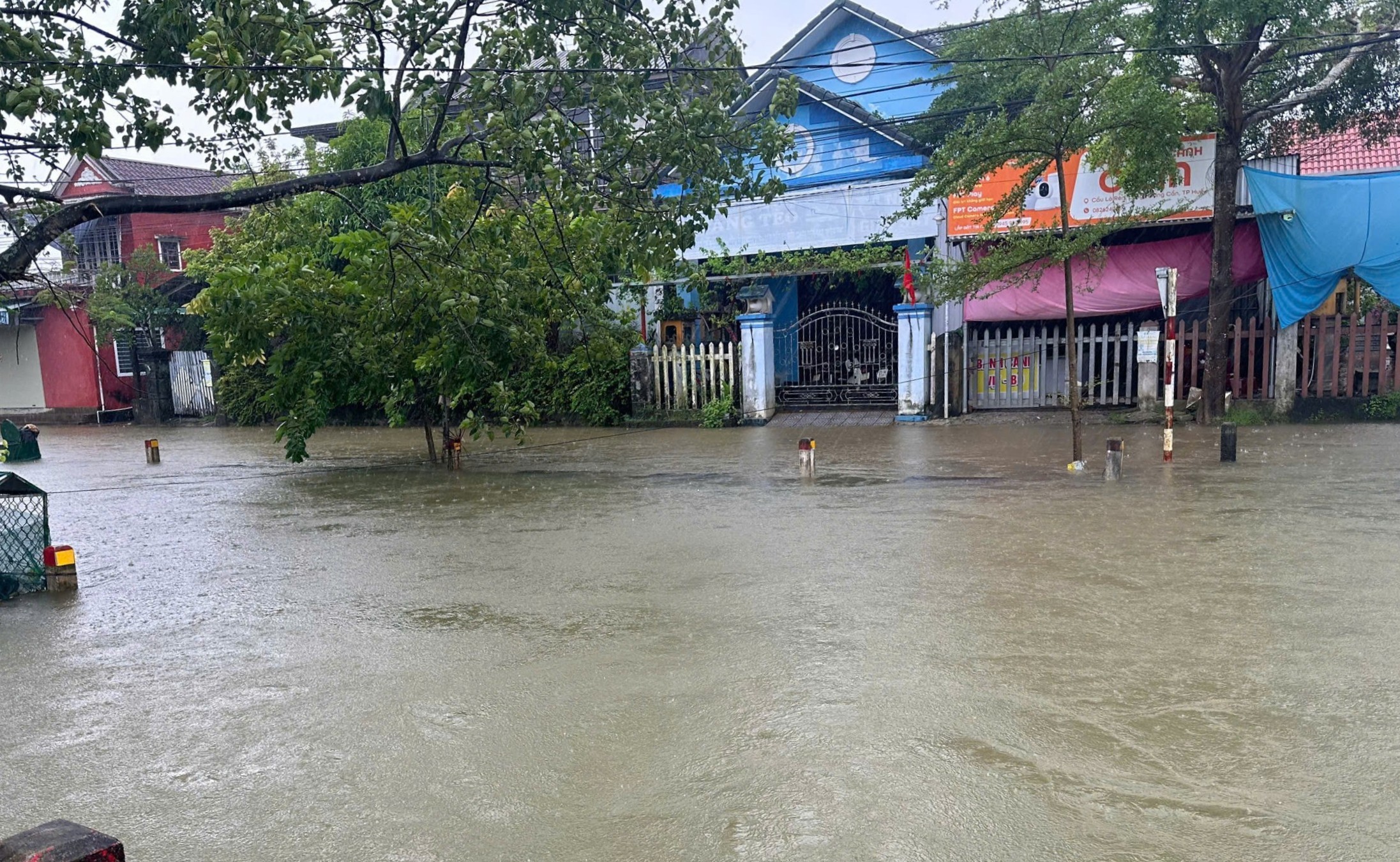 Mực nước sông chính lên trên báo động 3