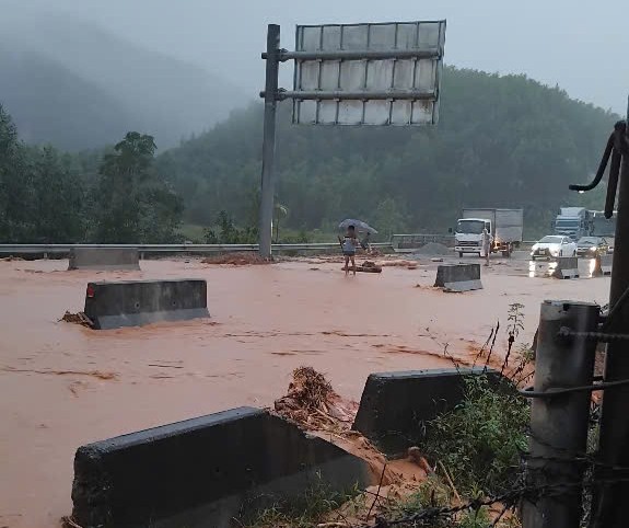 Sạt lở chia cắt cao tốc La Sơn - Túy Loan