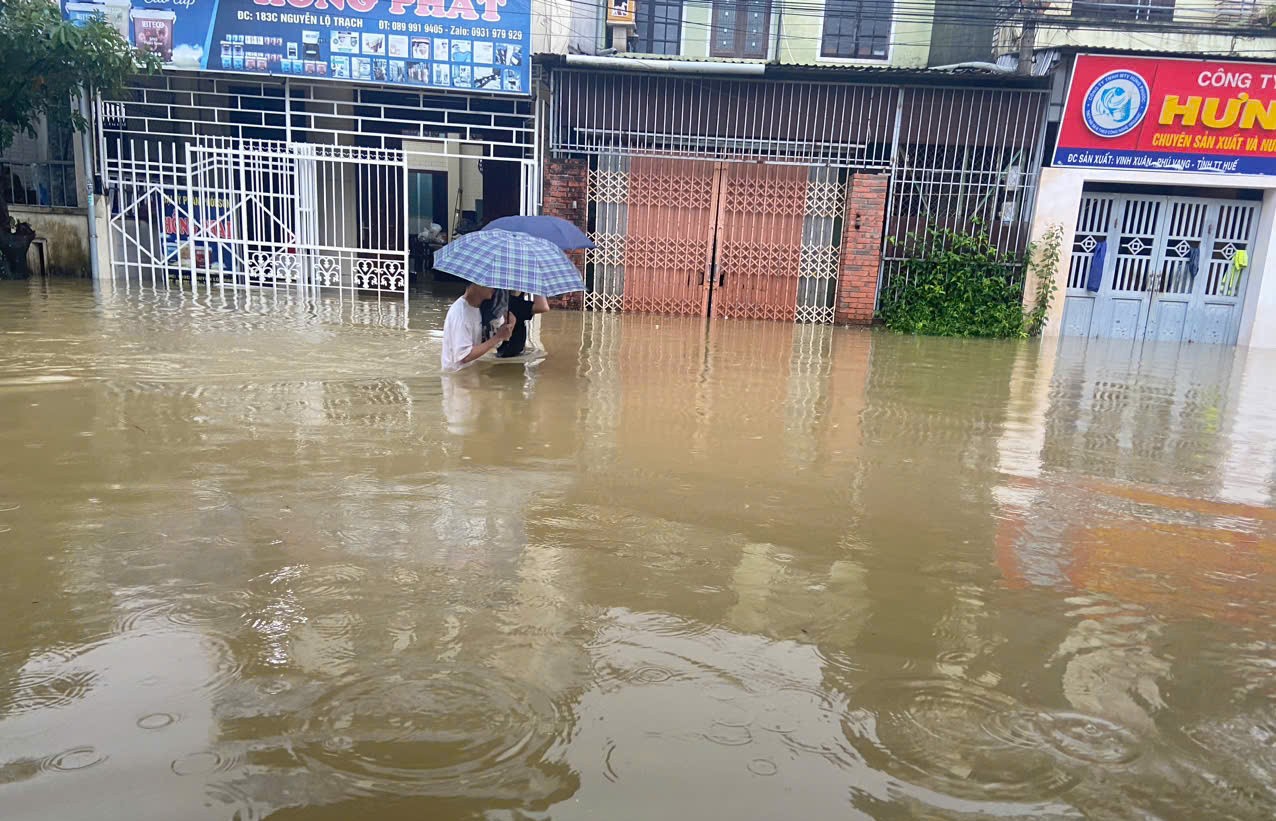 Nhiều tuyến giao thông ngập sâu, người dân đi lại bằng thuyền