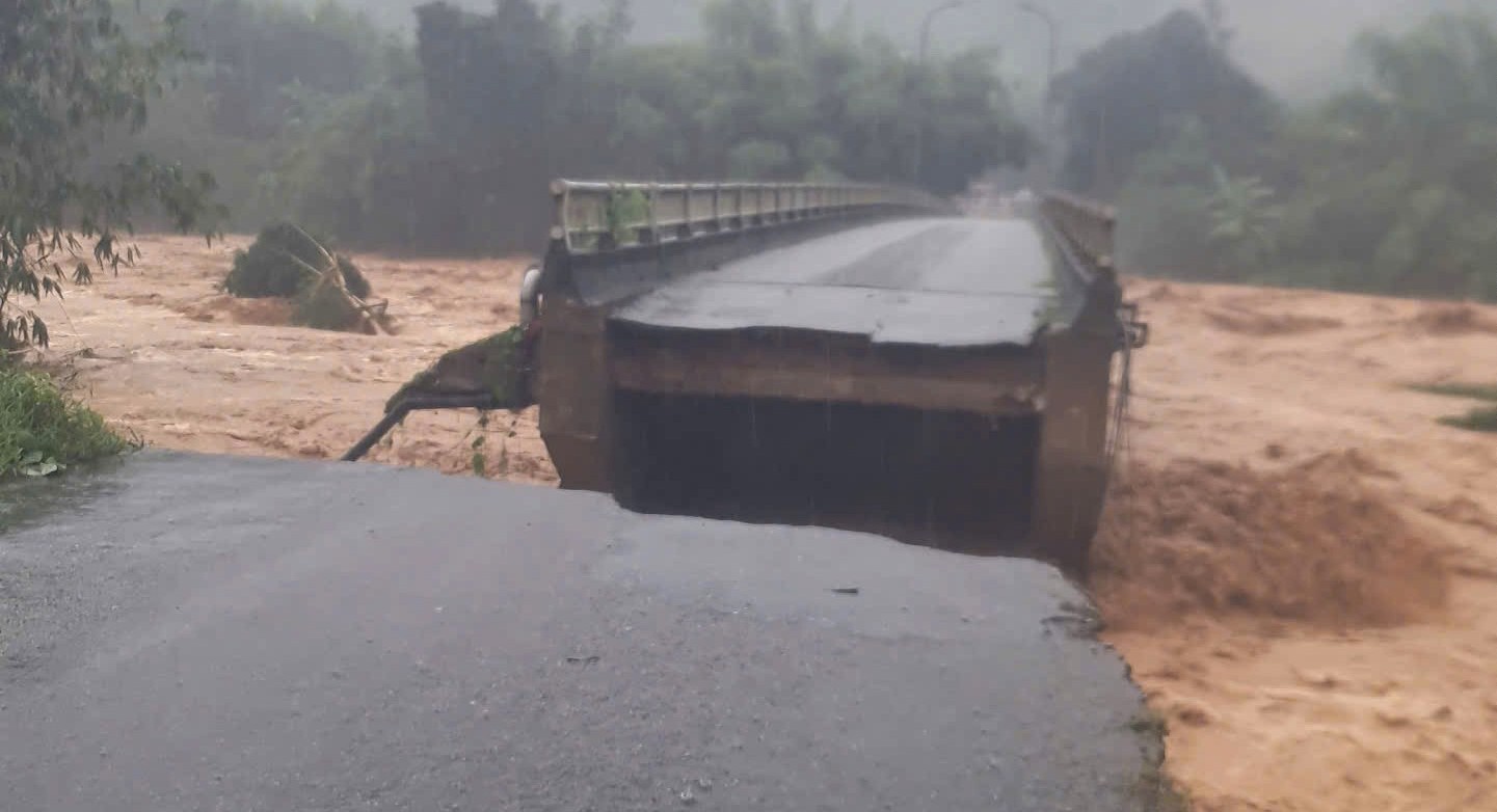 Lũ lớn làm sập mố cầu Leno, gây chia cắt tại xã Khe Tre