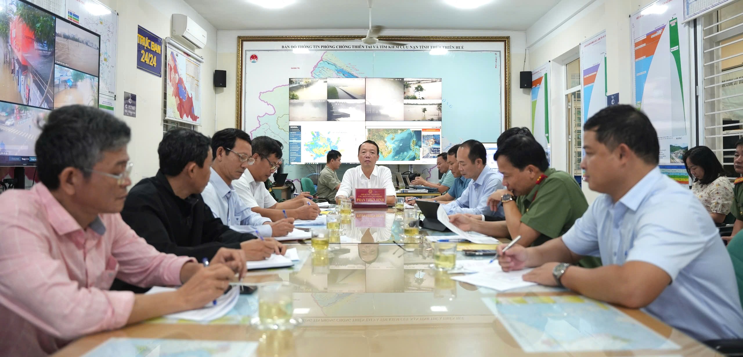 Triển khai ứng phó với mưa lớn diện rộng gây ngập lụt, sạt lở đất