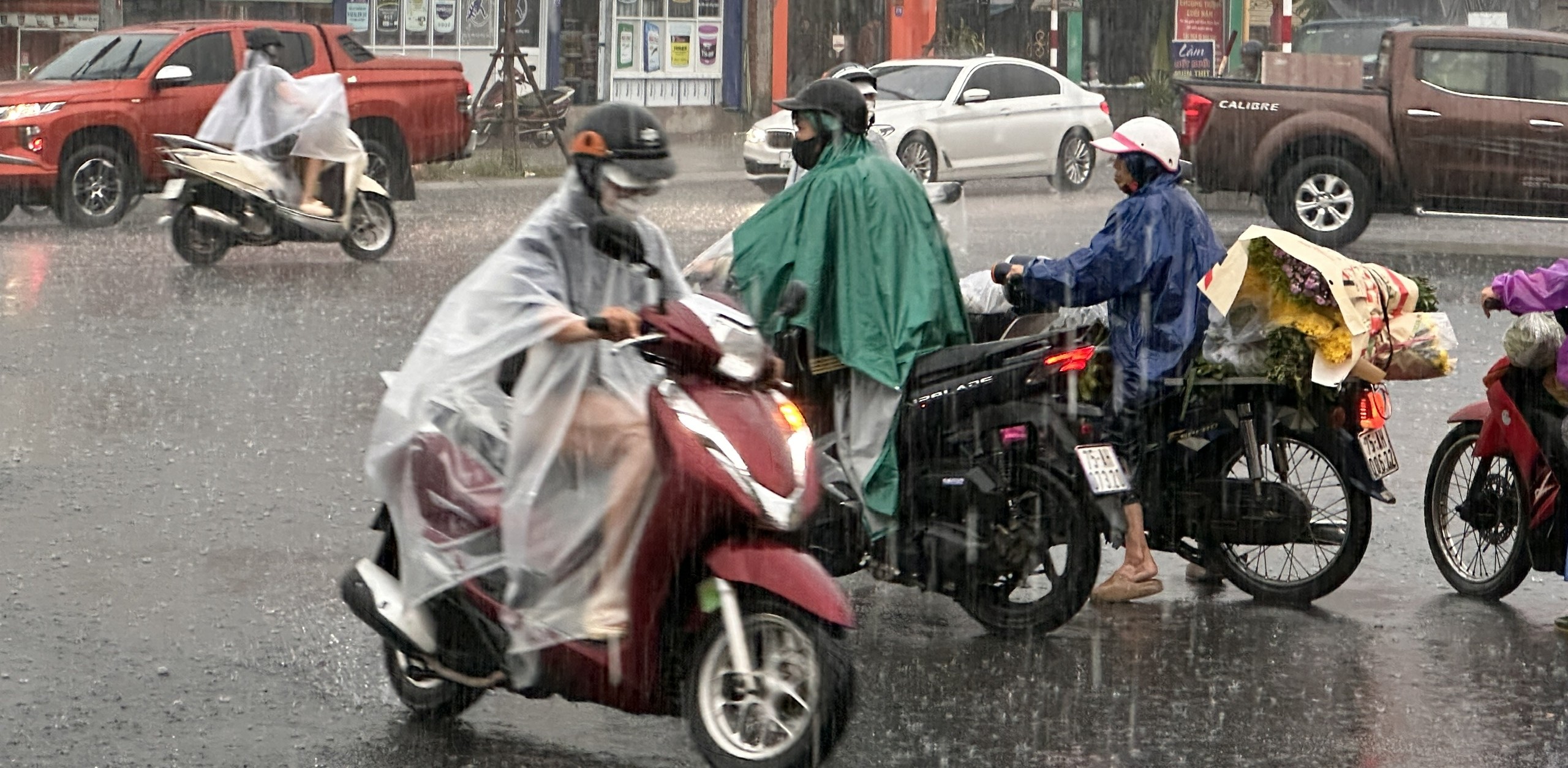 Sáng sớm 27 đến 29 10, tại TP Huế có mưa to, mưa rất to, vùng núi có nơi mưa đặc biệt to