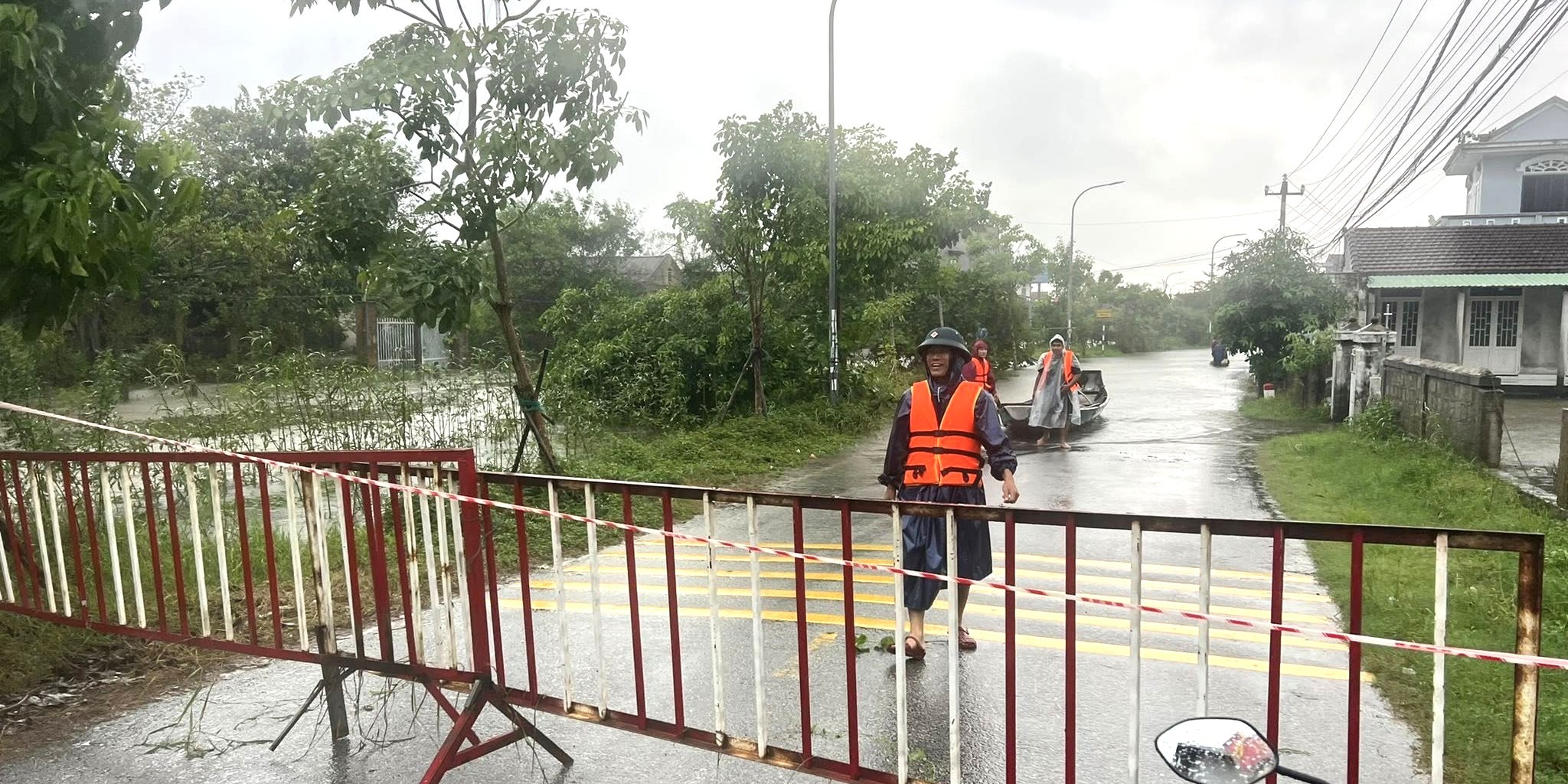 Mưa lớn gây ngập sâu, hơn 100 hộ dân Hóa Châu phải sơ tán khẩn