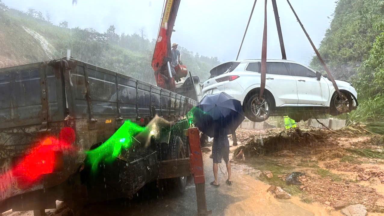 Giải cứu ô tô mắc kẹt trên cao tốc La Sơn - Túy Loan do sạt lở