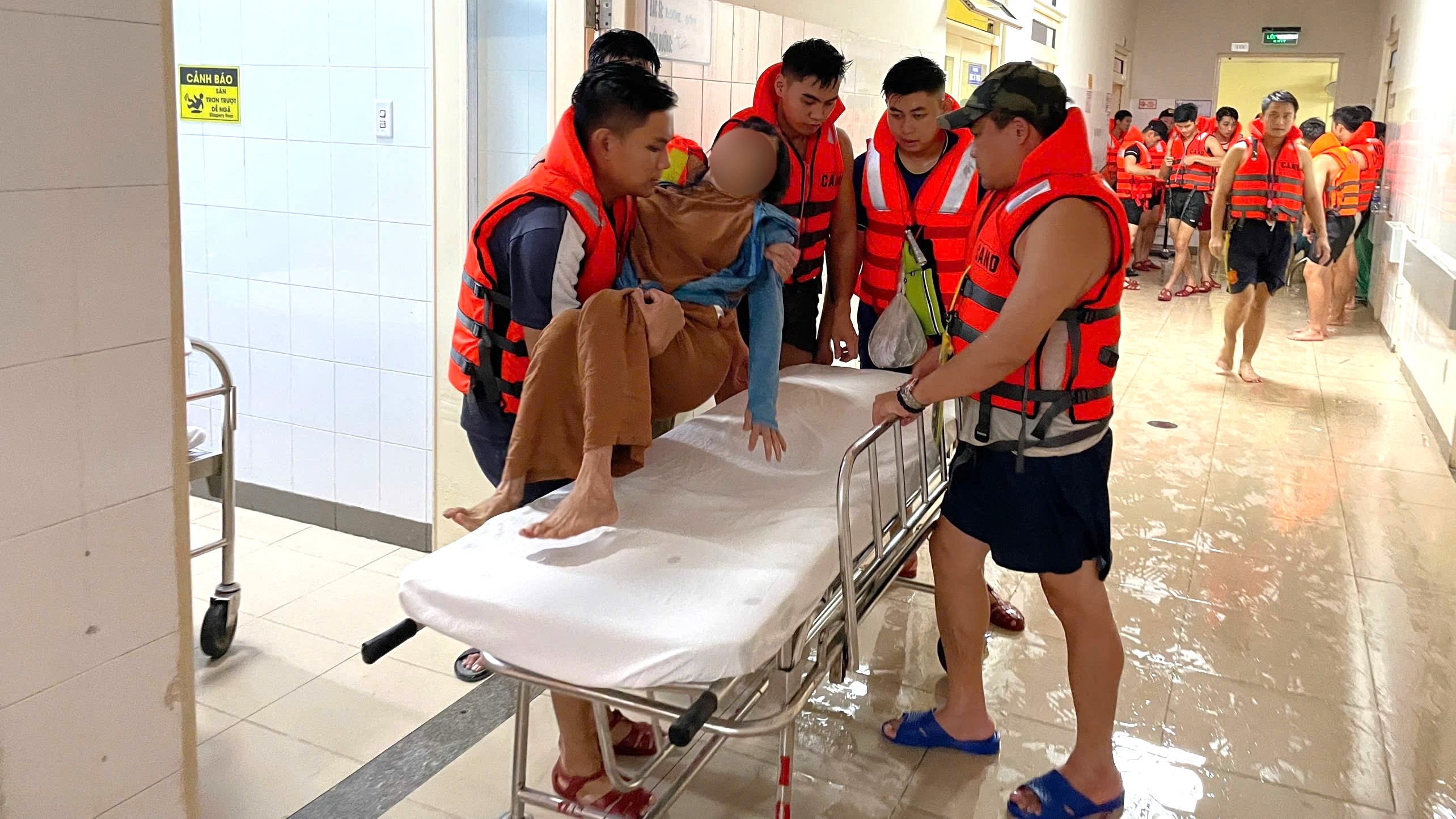 Di chuyển bệnh nhân Bệnh viện Trung ương Huế lên nơi an toàn