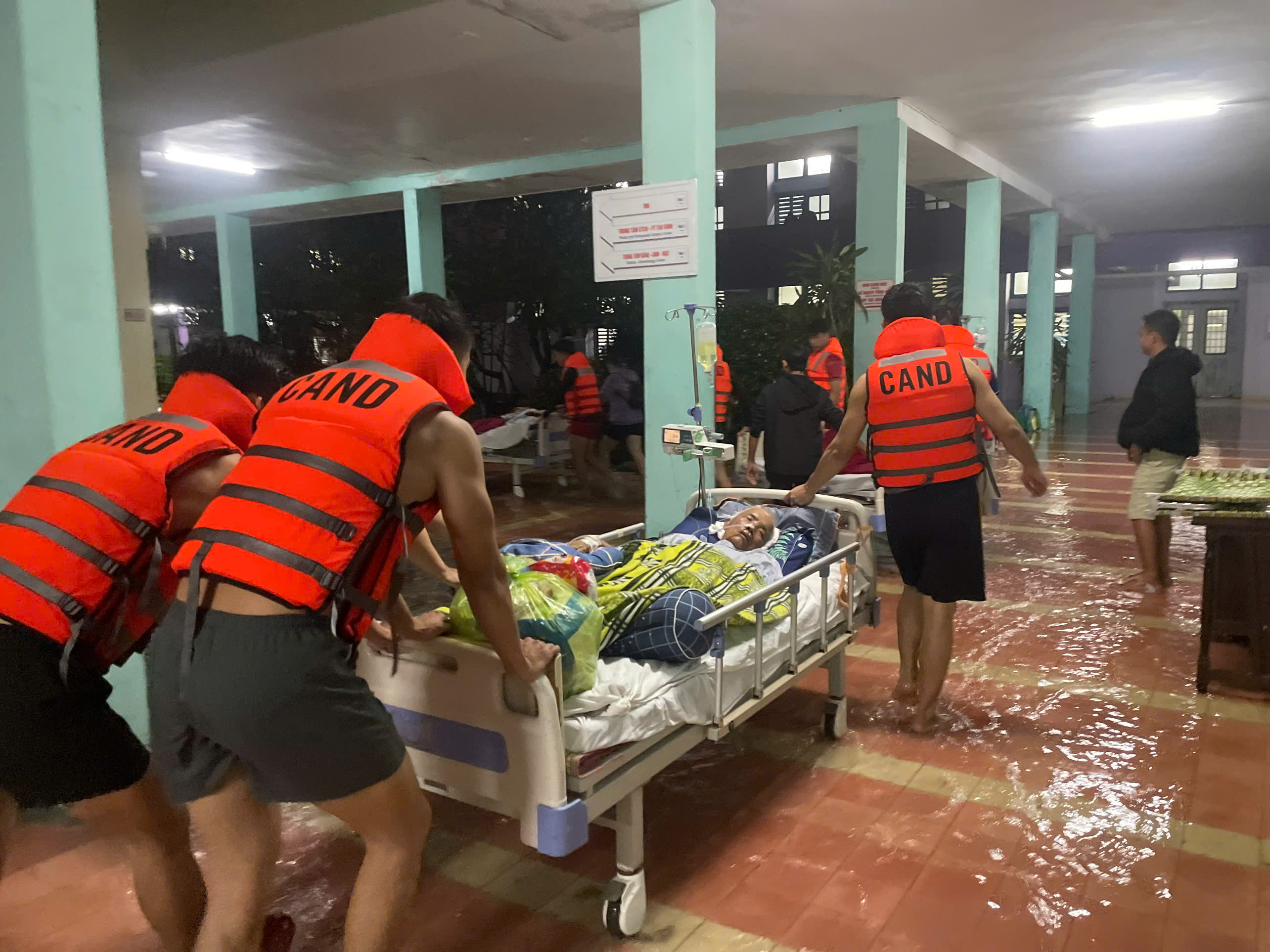 Thấp thỏm theo dòng nước lũ