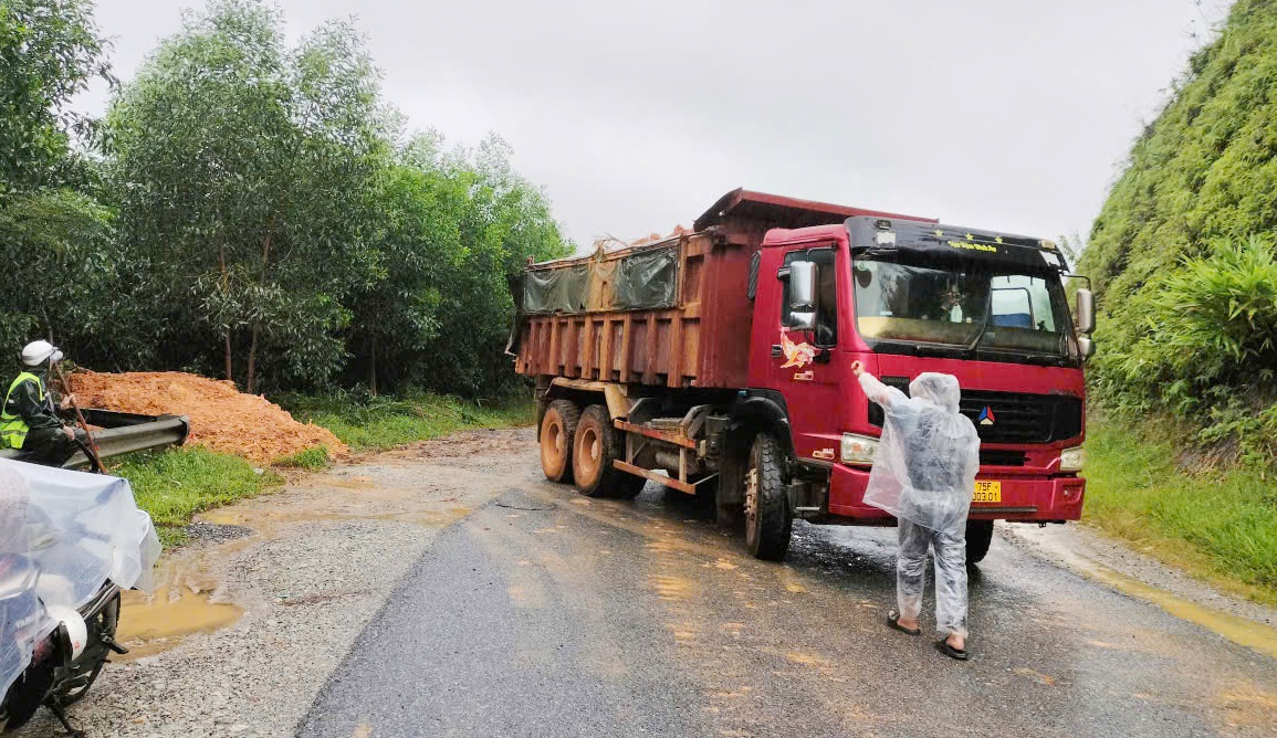 Đèo Kim Quy đã thông tuyến sau sạt lở