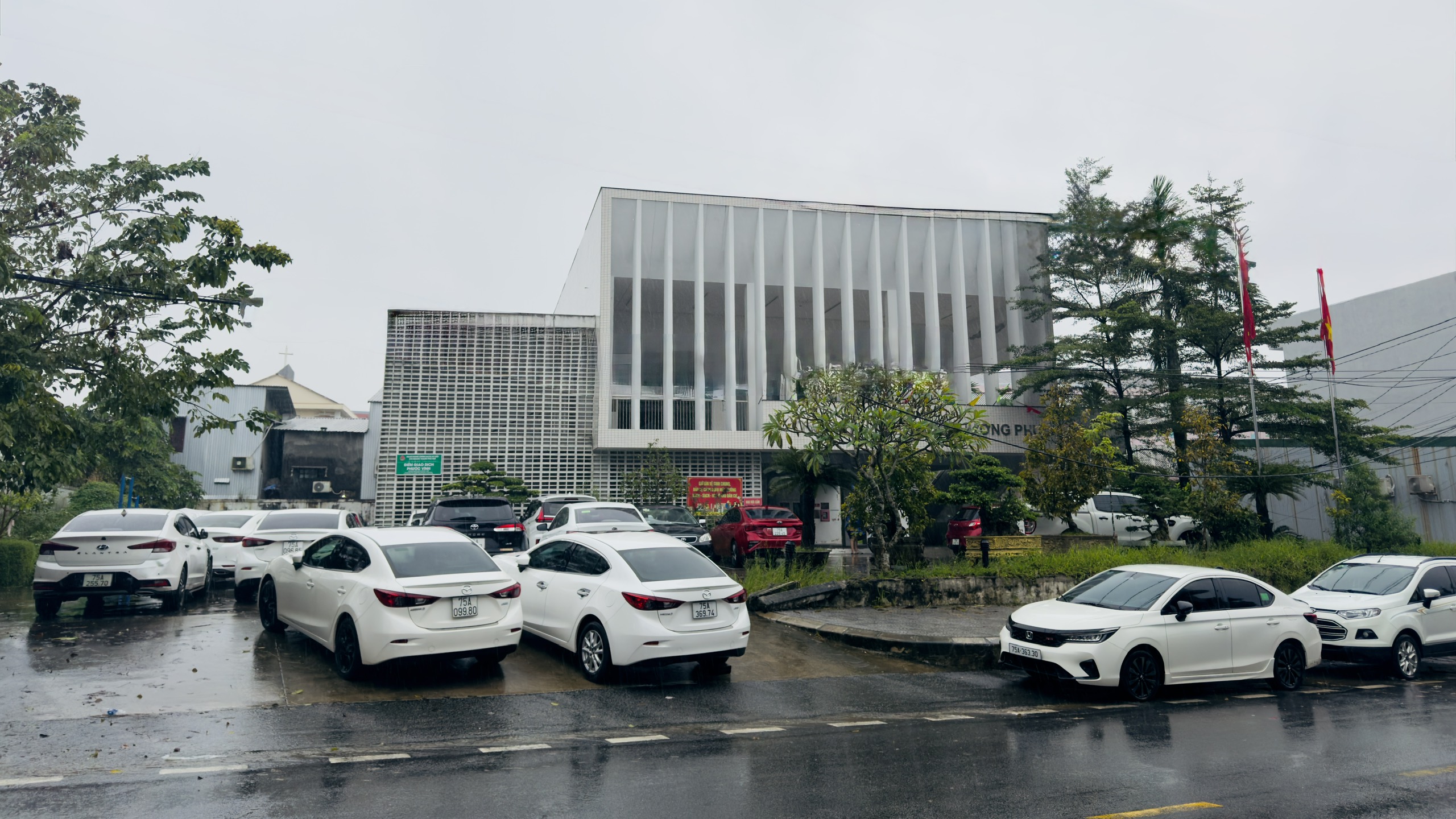 Tìm nơi đậu xe tránh lũ