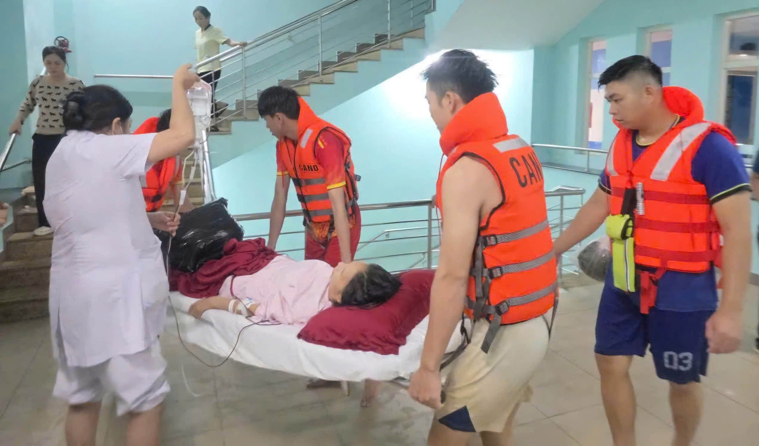 Duy trì điều trị cho bệnh nhân trong mưa lũ