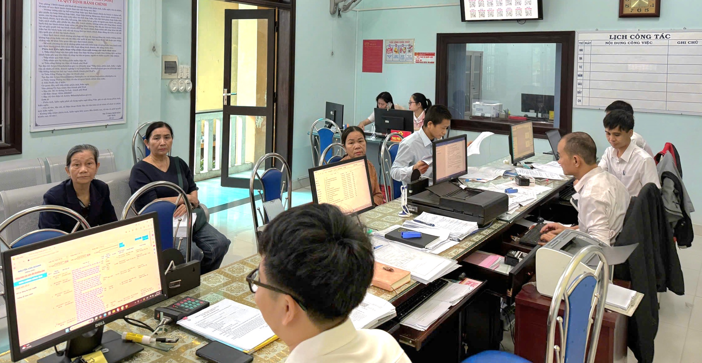 Mưa lũ, người dân vẫn đến giao dịch thủ tục hành chính