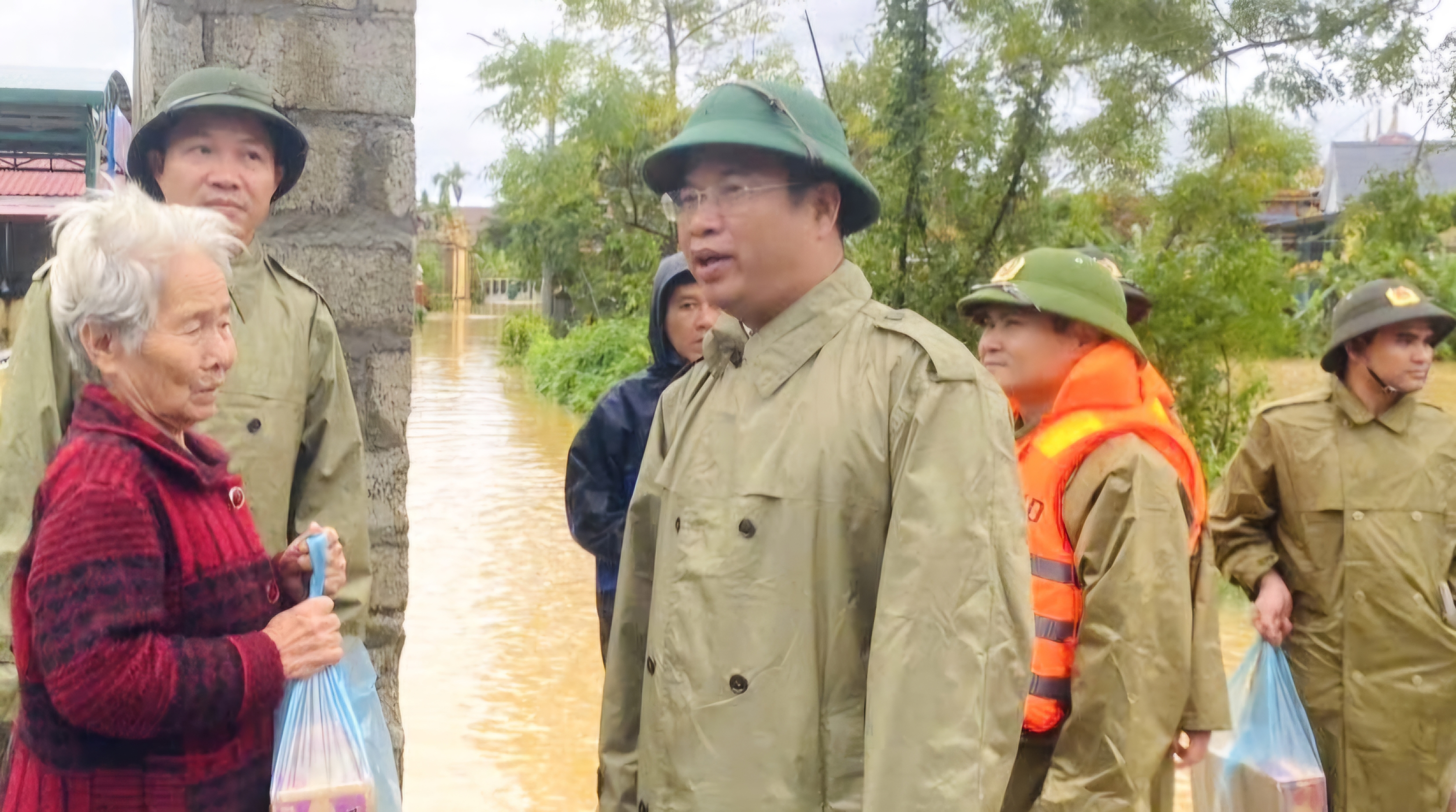 Phó Bí thư Thành ủy Phạm Đức Tiến thăm, tặng quà người dân vùng lũ