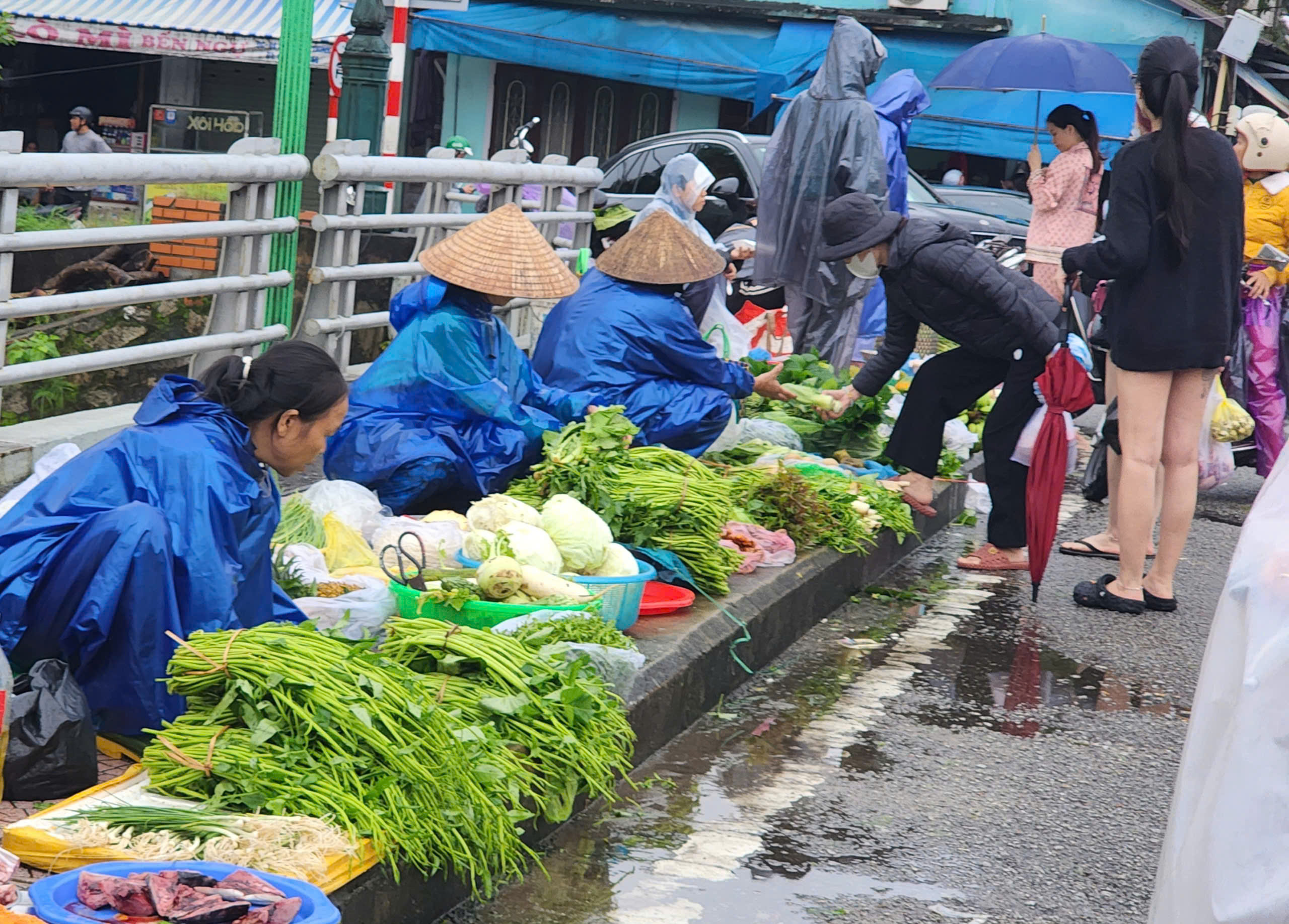 Chợ ngày lũ Thực phẩm khô được ưu tiên