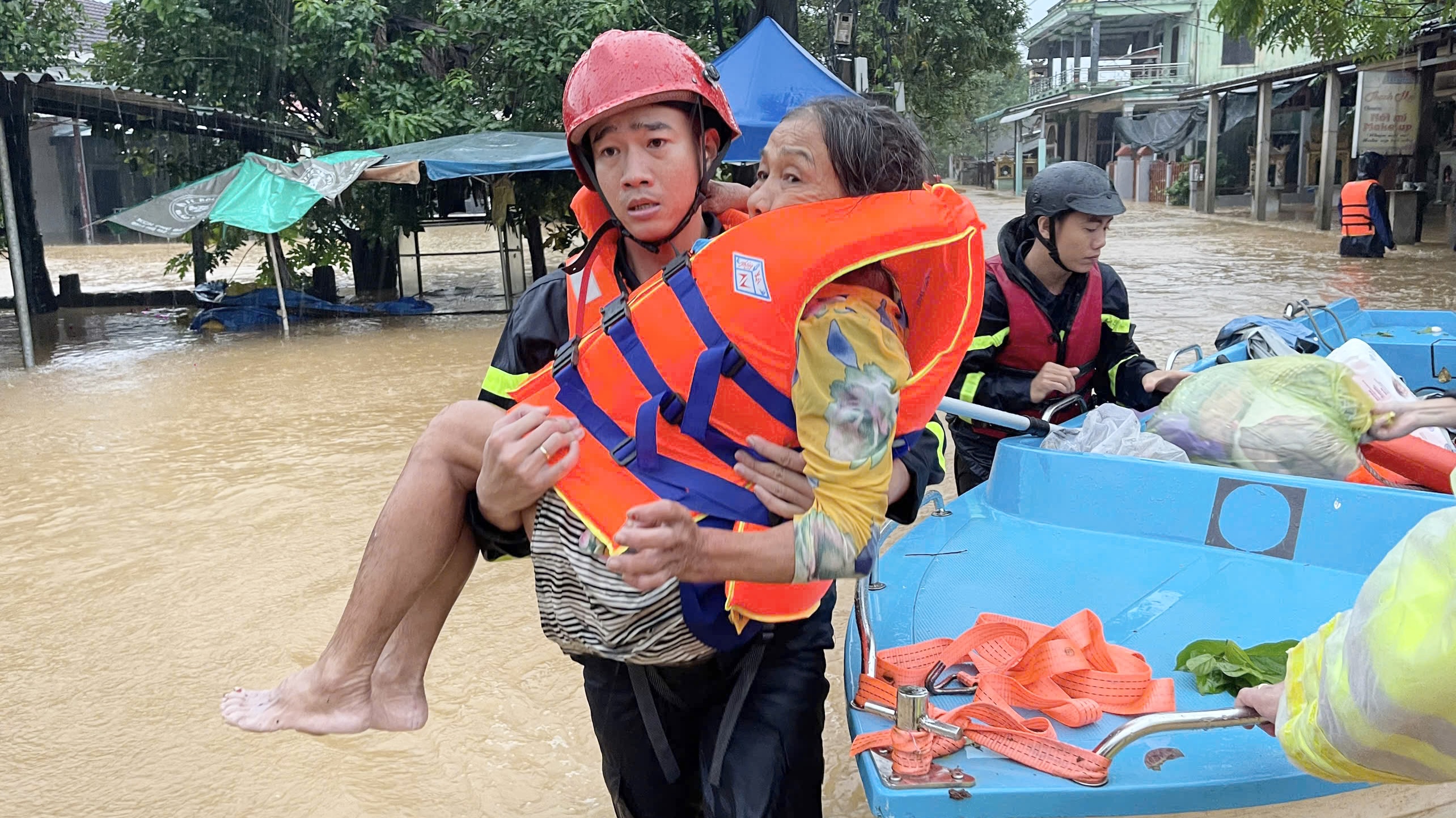 Hơn 14 500 lượt cán bộ, chiến sĩ công an và lực lượng cơ sở hỗ trợ người dân vượt lũ